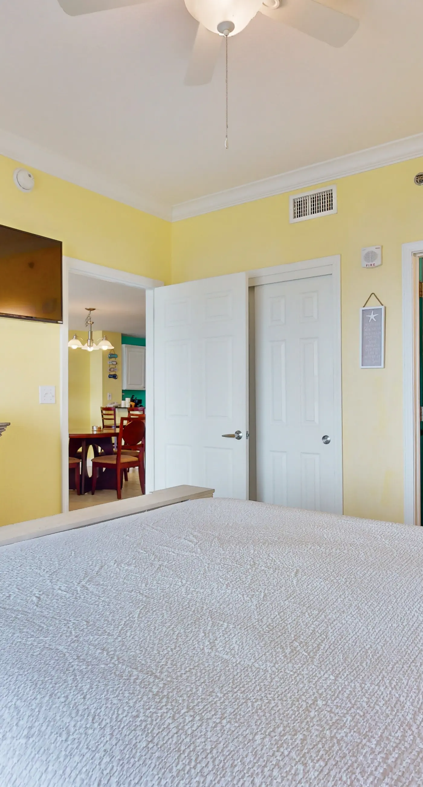 13th-floor oceanfront condo with balcony, AC, grill, pool, hot tub & gym