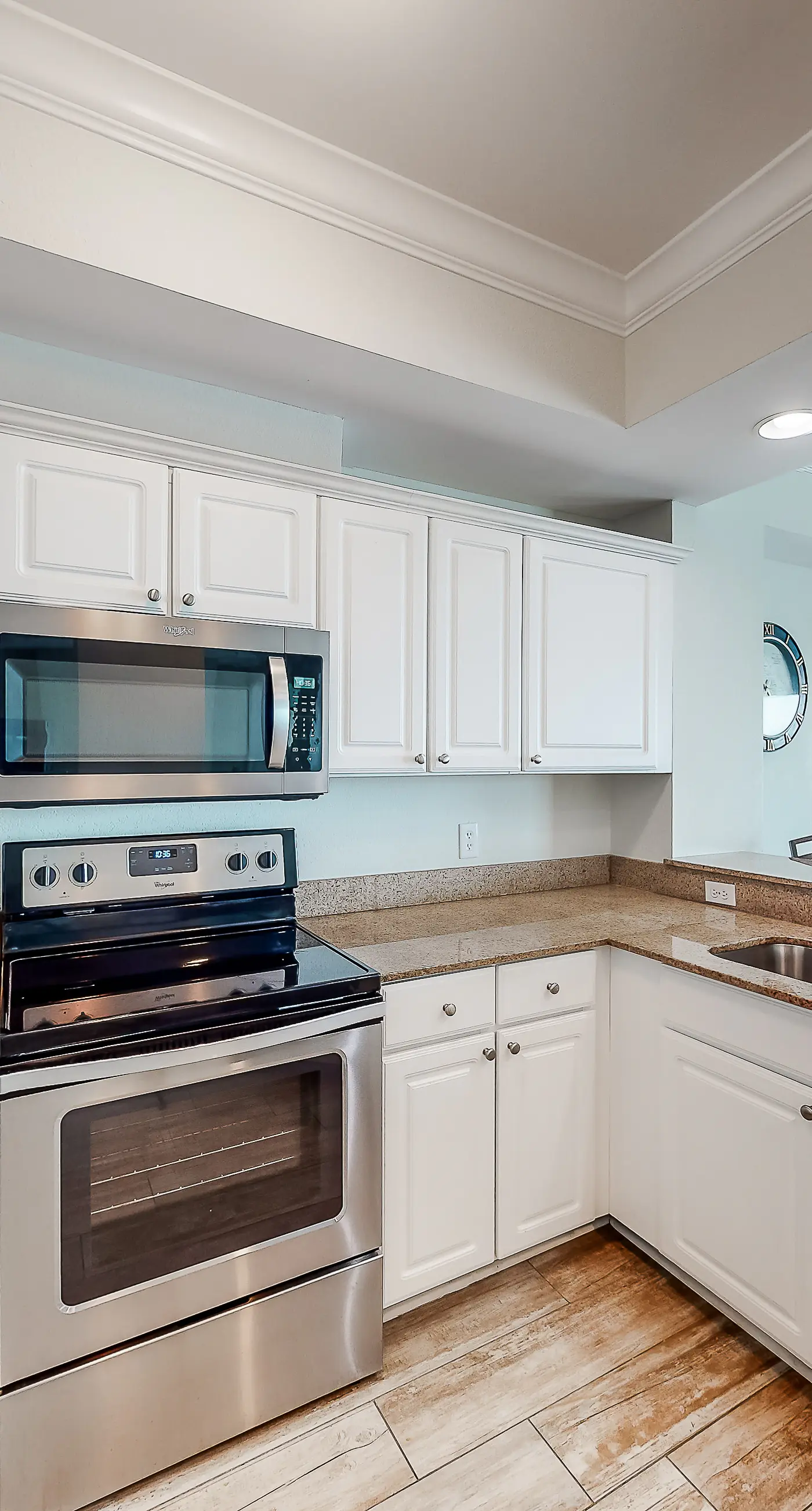 Beachfront 14th-floor condo with balcony, W/D, pool, hot tub & AC