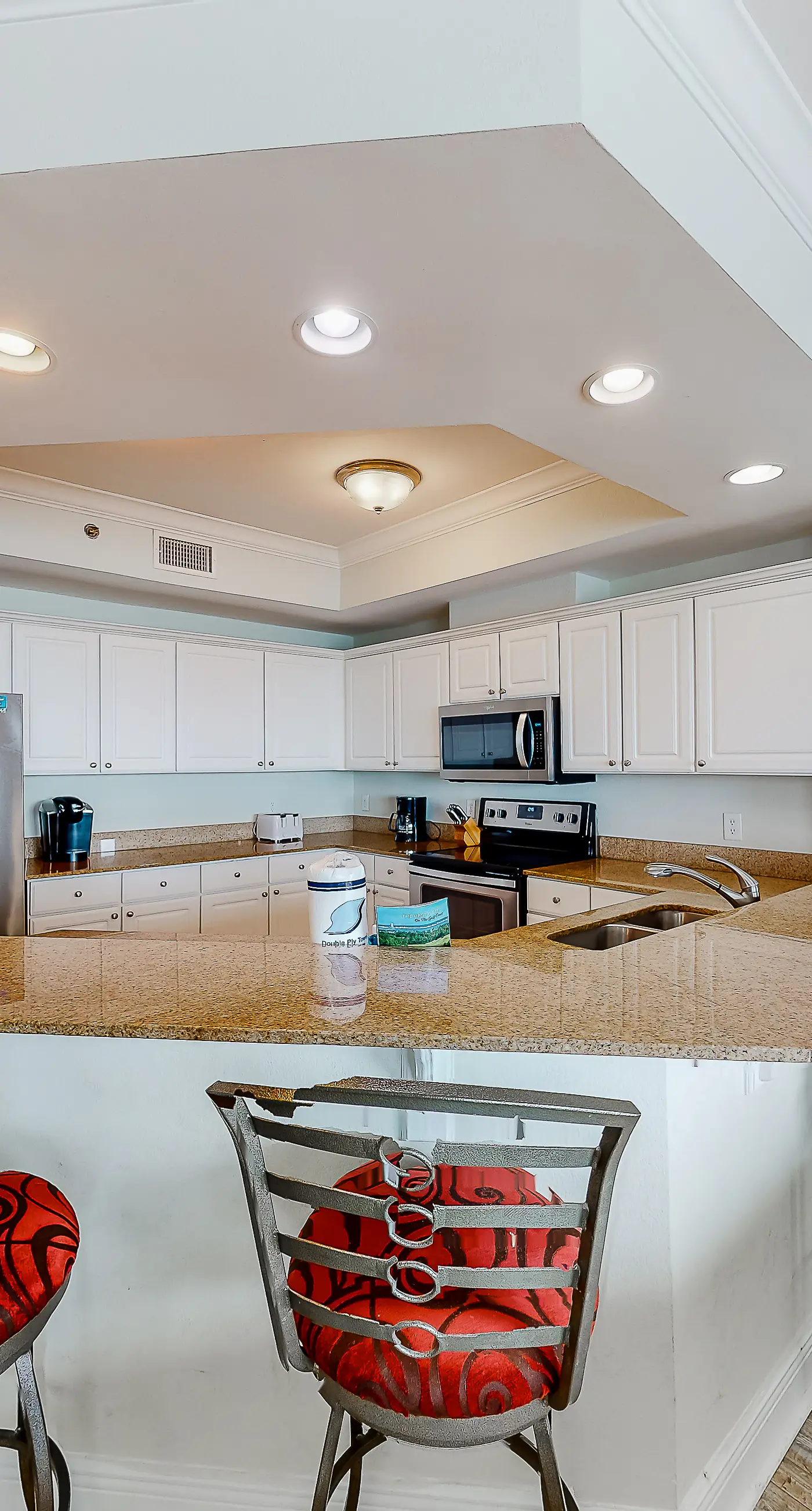 Beachfront 14th-floor condo with balcony, W/D, pool, hot tub & AC