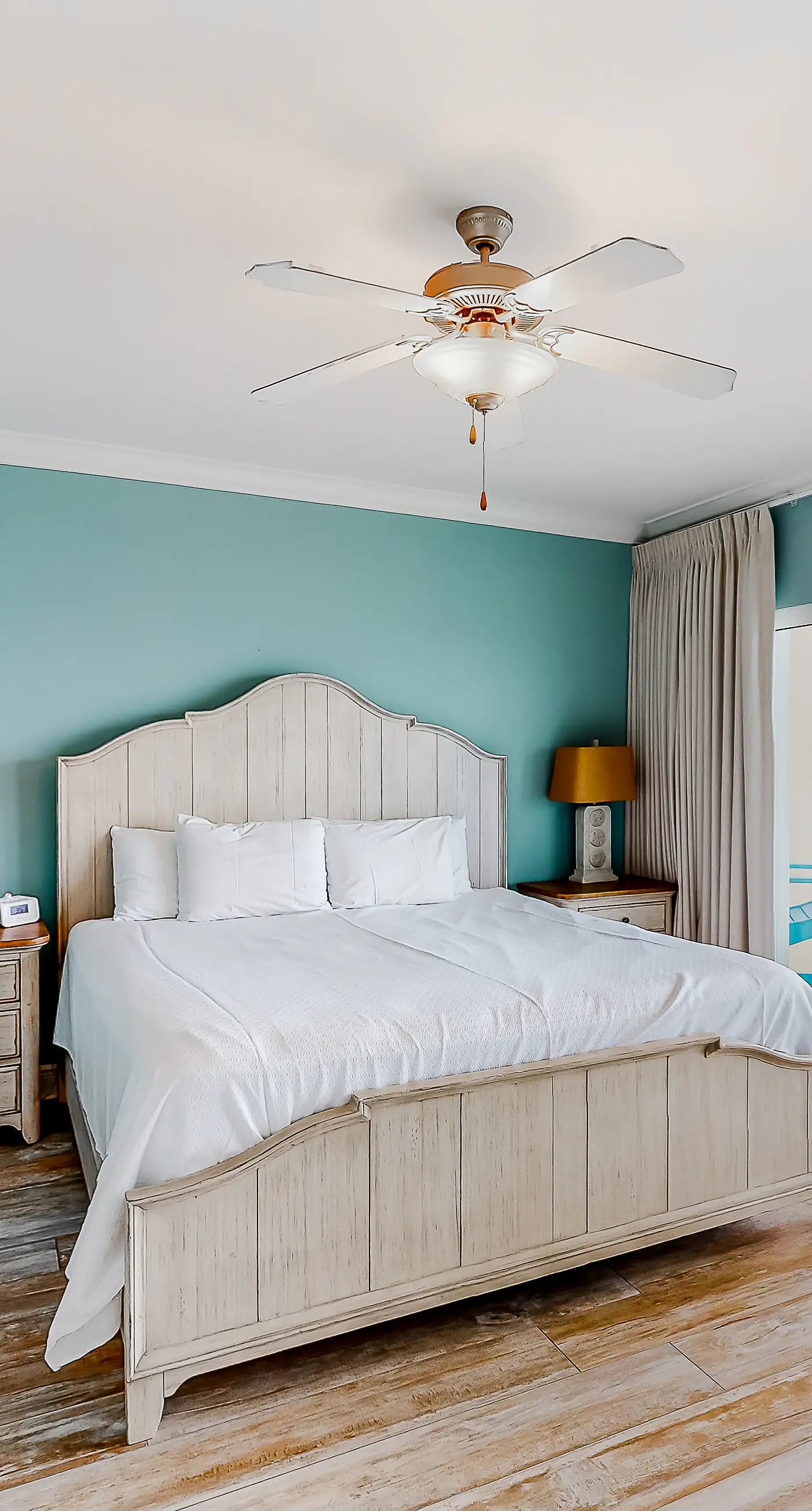 Beachfront 14th-floor condo with balcony, W/D, pool, hot tub & AC