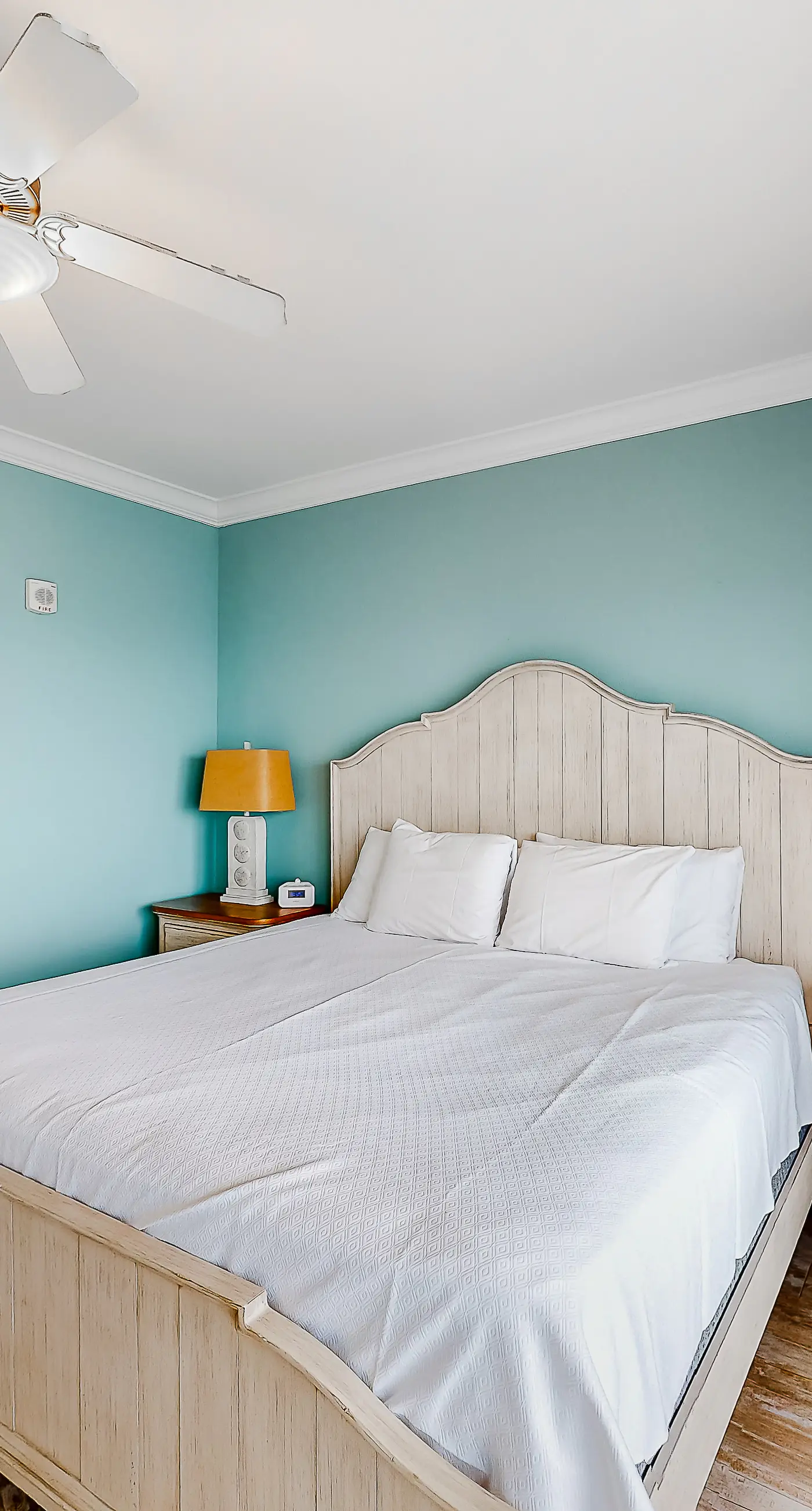 Beachfront 14th-floor condo with balcony, W/D, pool, hot tub & AC