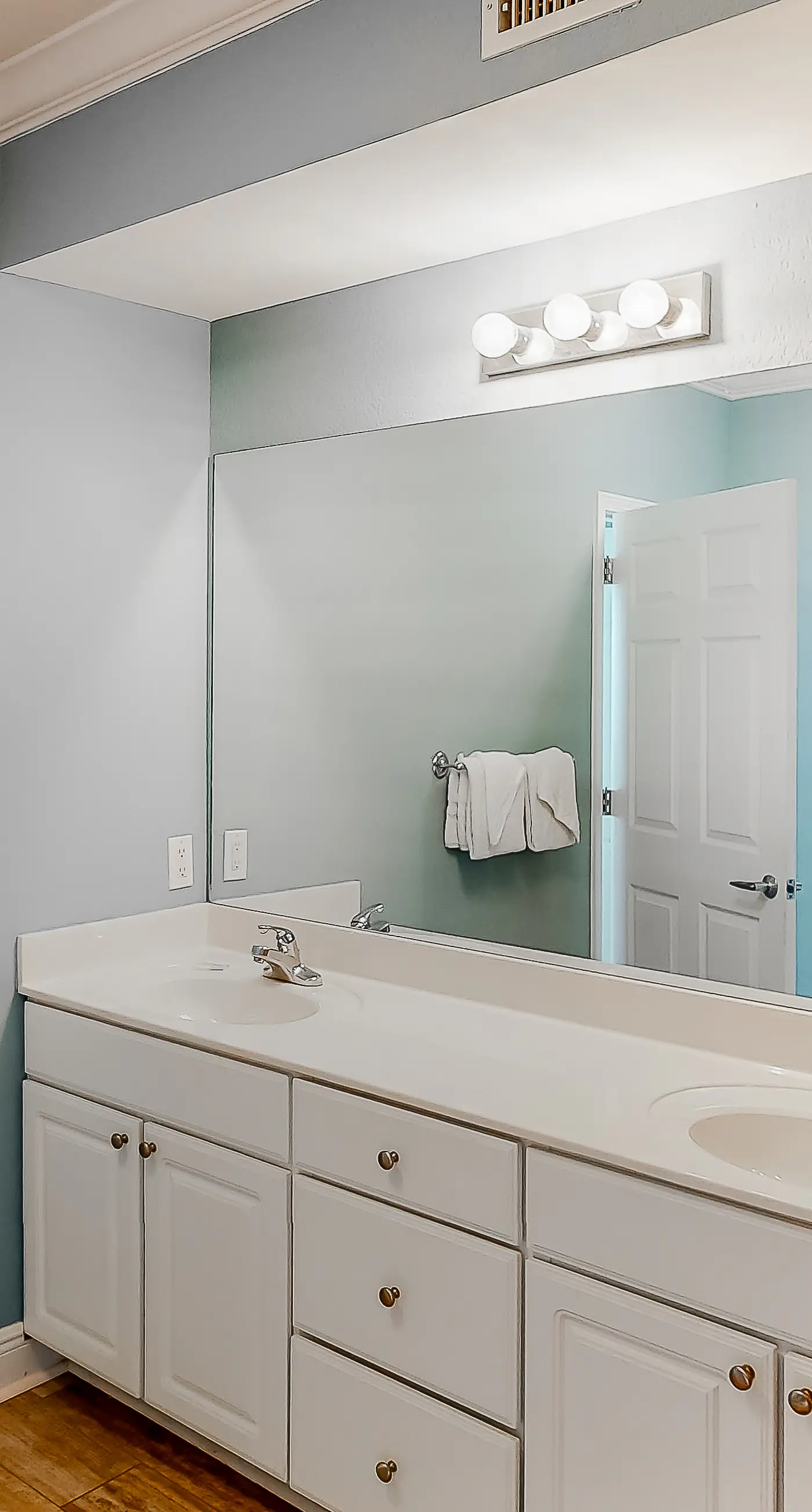 Beachfront 14th-floor condo with balcony, W/D, pool, hot tub & AC