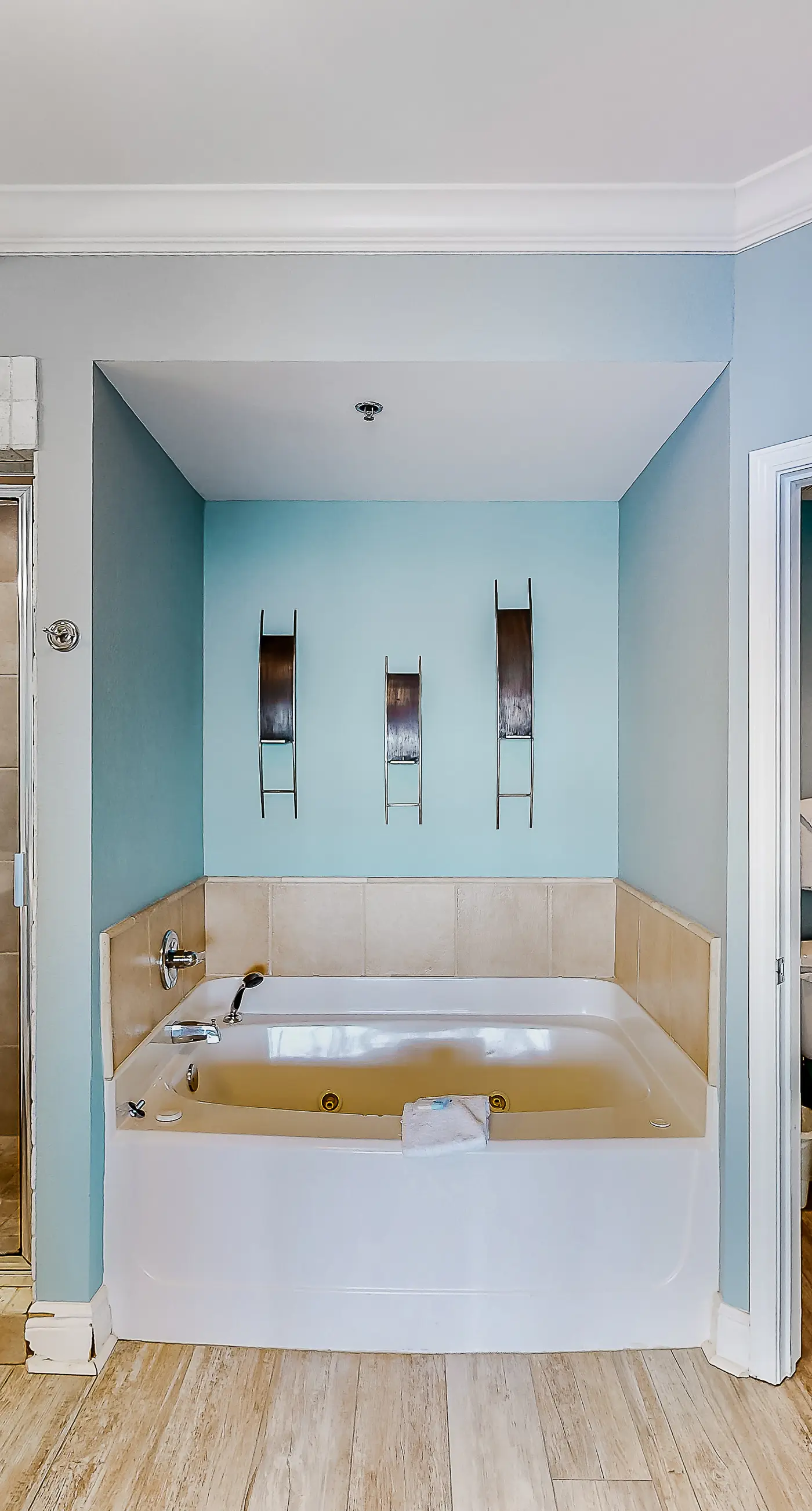 Beachfront 14th-floor condo with balcony, W/D, pool, hot tub & AC