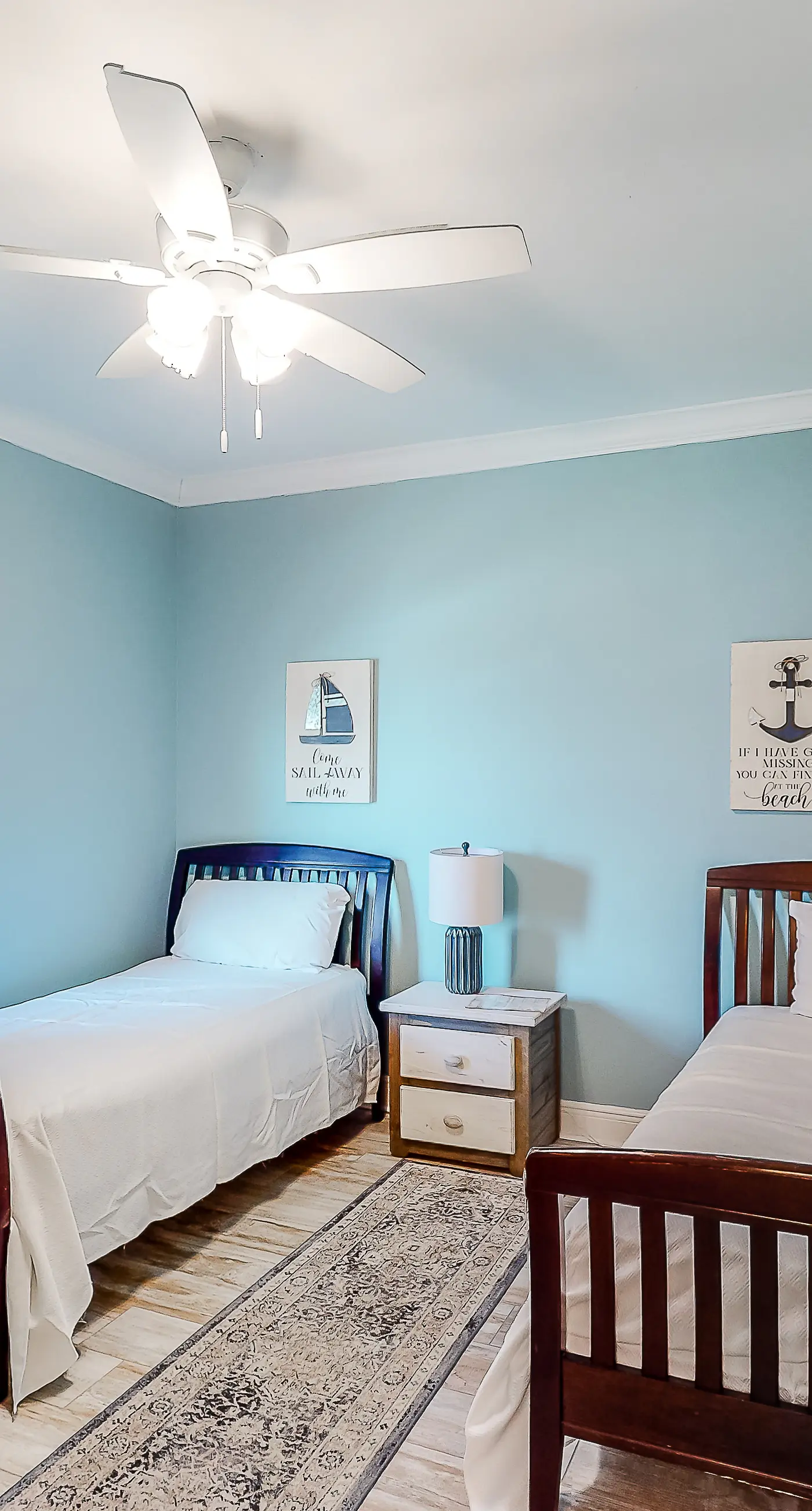 Beachfront 14th-floor condo with balcony, W/D, pool, hot tub & AC