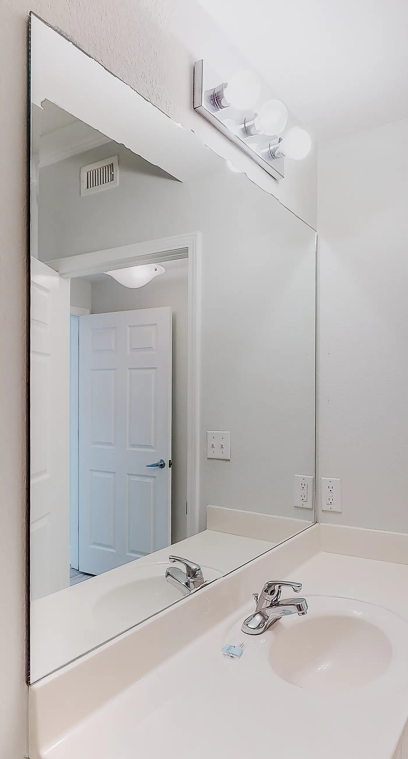 Beachfront 14th-floor condo with balcony, W/D, pool, hot tub & AC