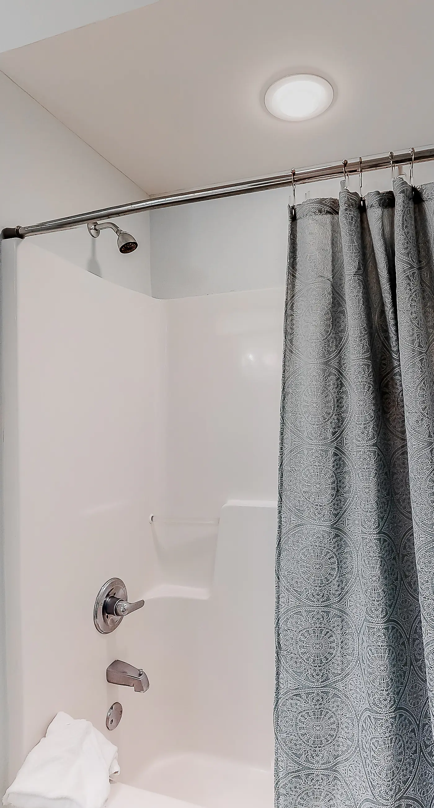 Beachfront 14th-floor condo with balcony, W/D, pool, hot tub & AC