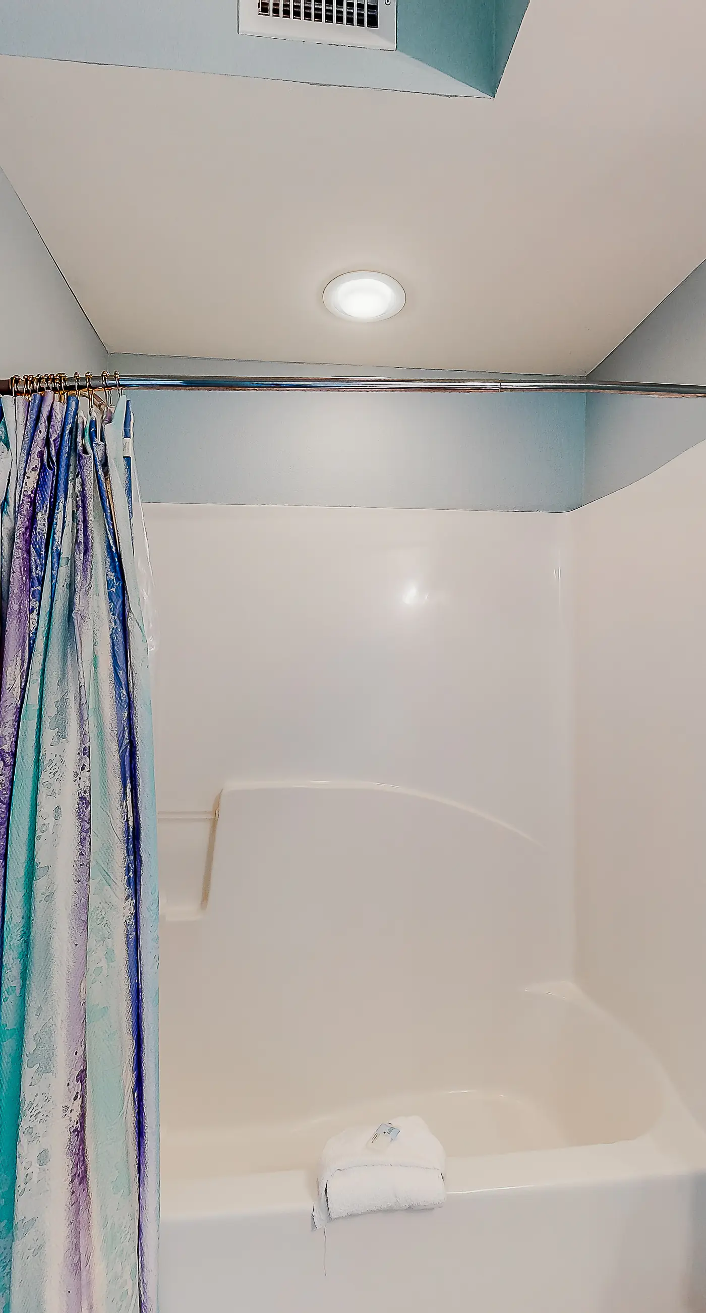 Beachfront 14th-floor condo with balcony, W/D, pool, hot tub & AC