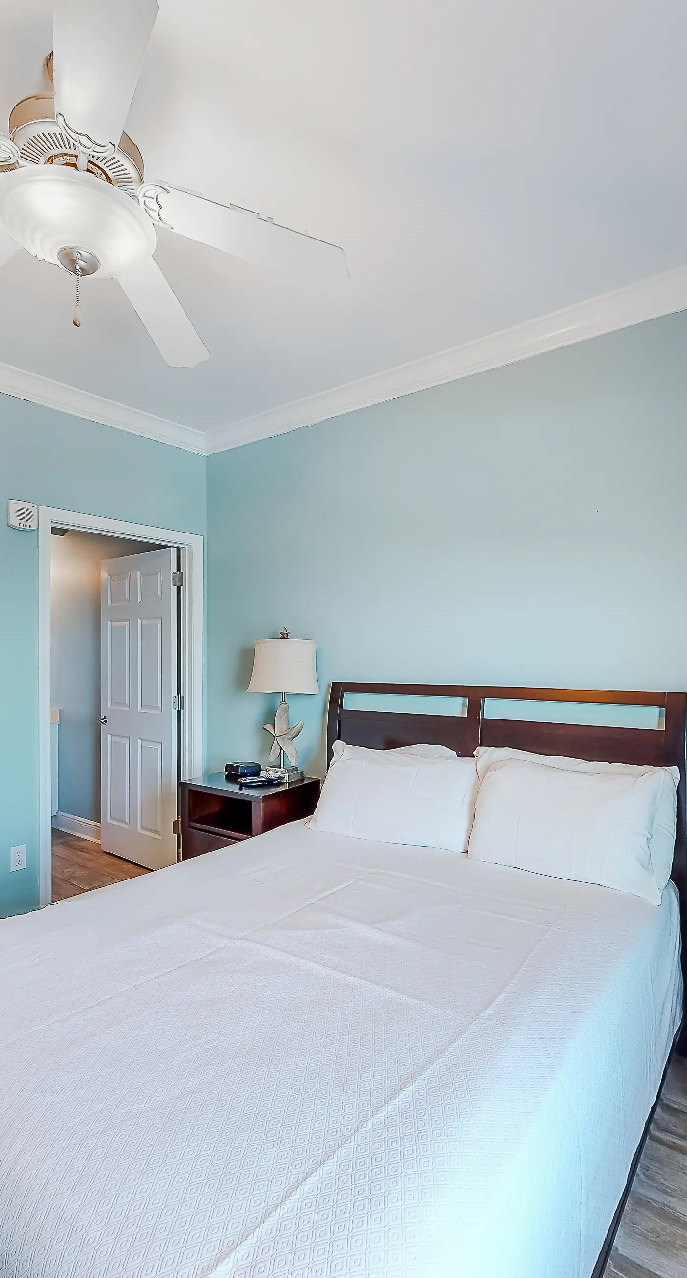 Beachfront 14th-floor condo with balcony, W/D, pool, hot tub & AC