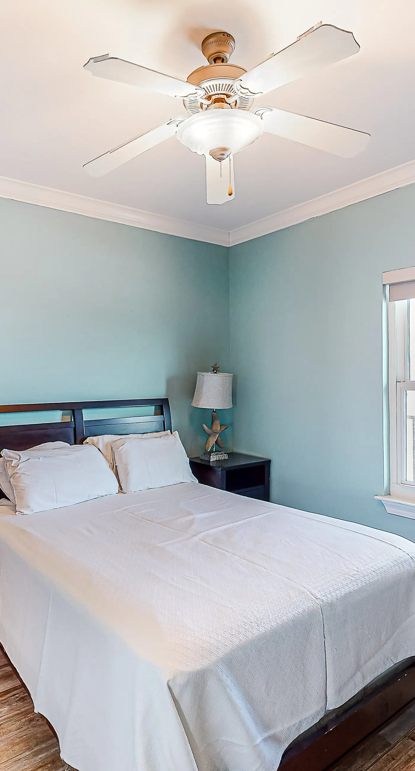 Beachfront 14th-floor condo with balcony, W/D, pool, hot tub & AC