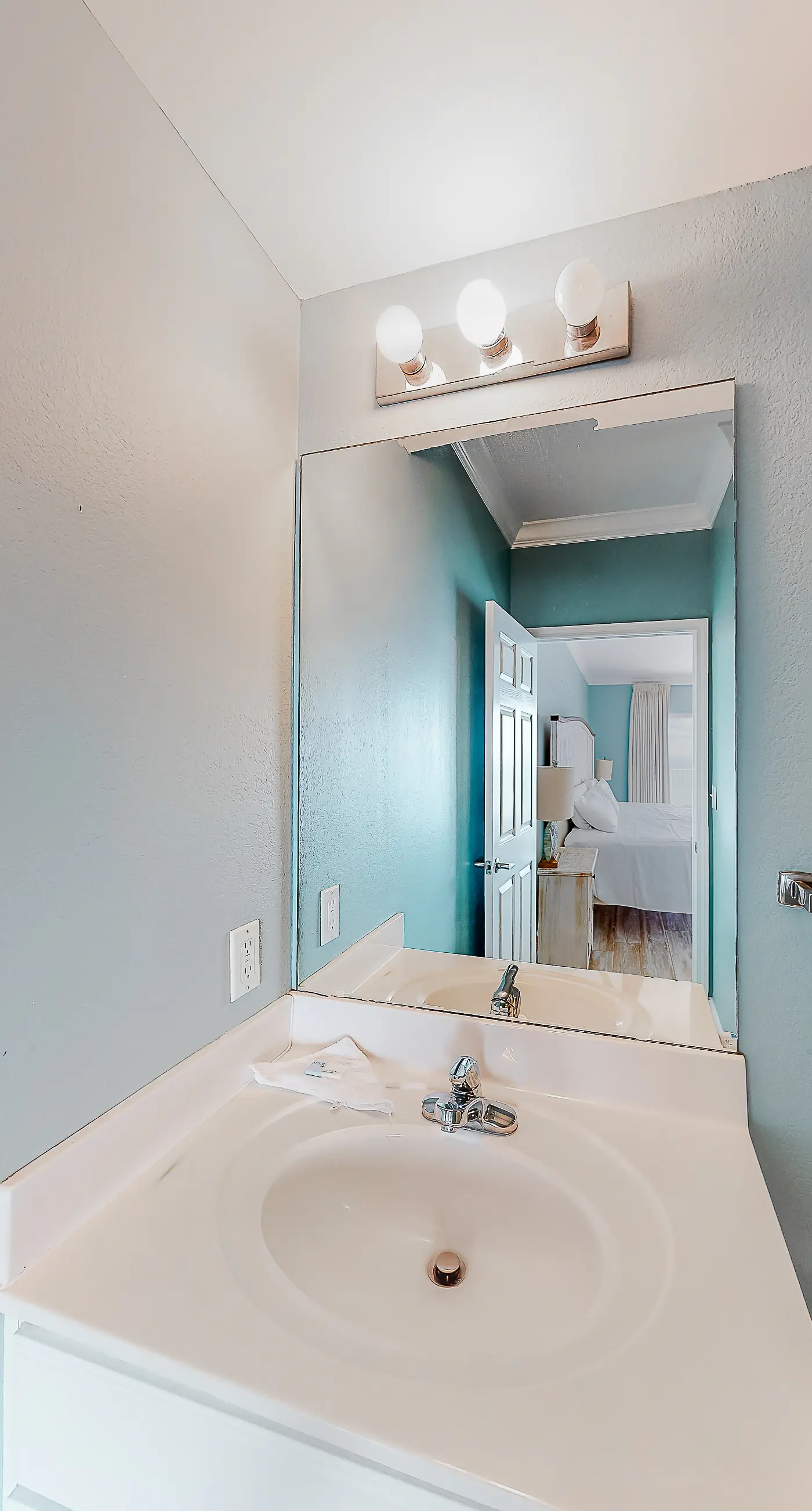 Beachfront 14th-floor condo with balcony, W/D, pool, hot tub & AC