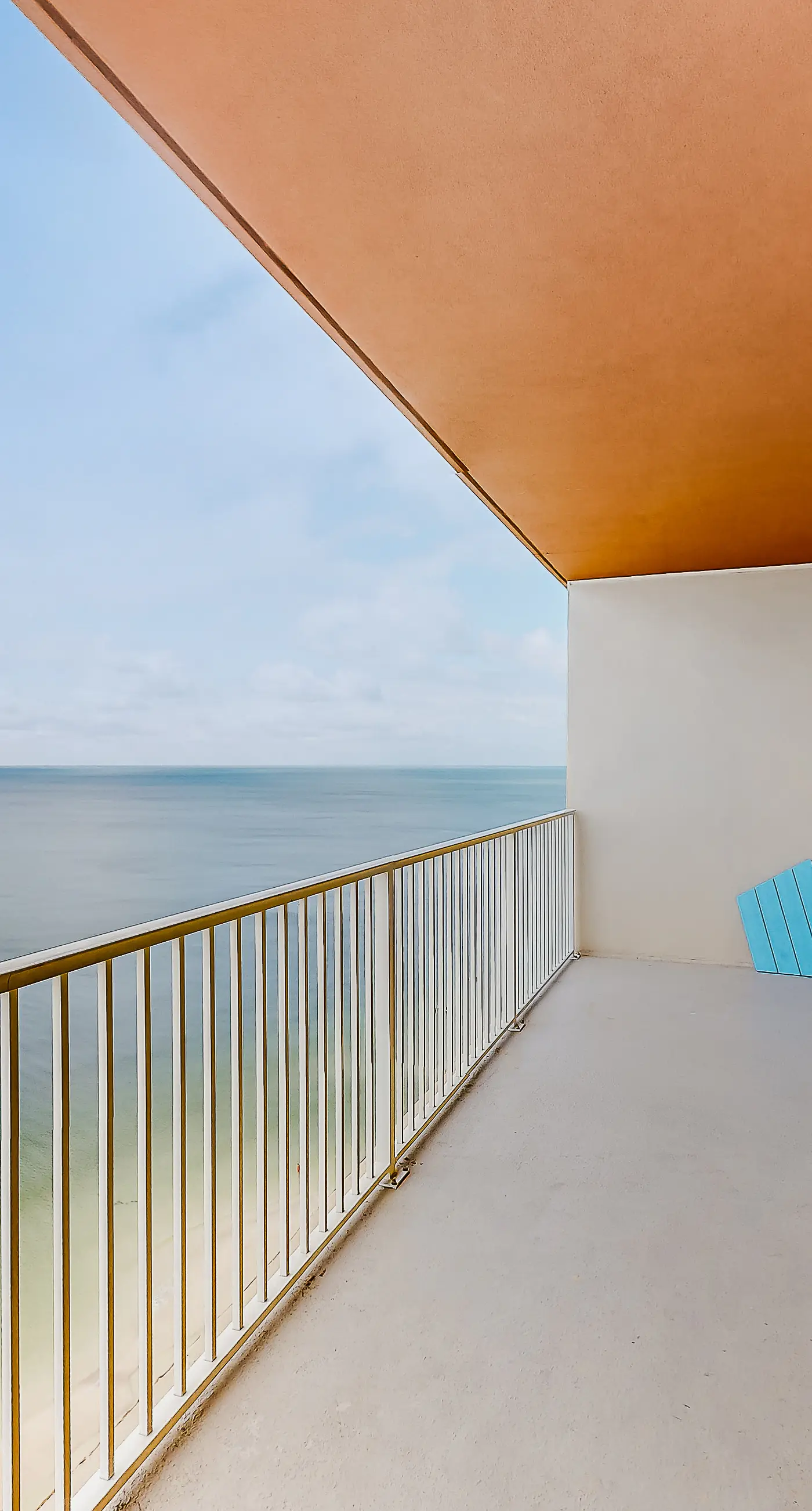 Beachfront 14th-floor condo with balcony, W/D, pool, hot tub & AC