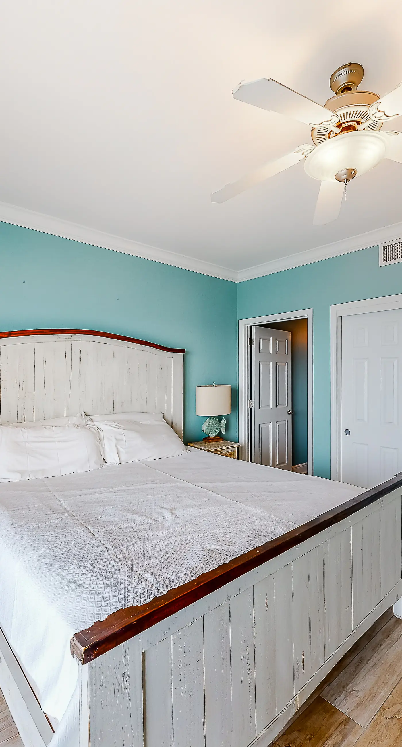 Beachfront 14th-floor condo with balcony, W/D, pool, hot tub & AC