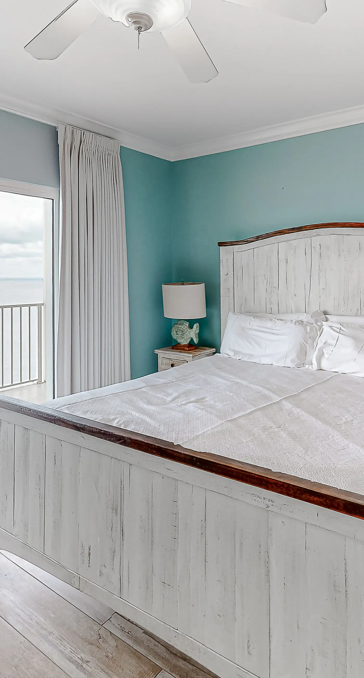 Beachfront 14th-floor condo with balcony, W/D, pool, hot tub & AC