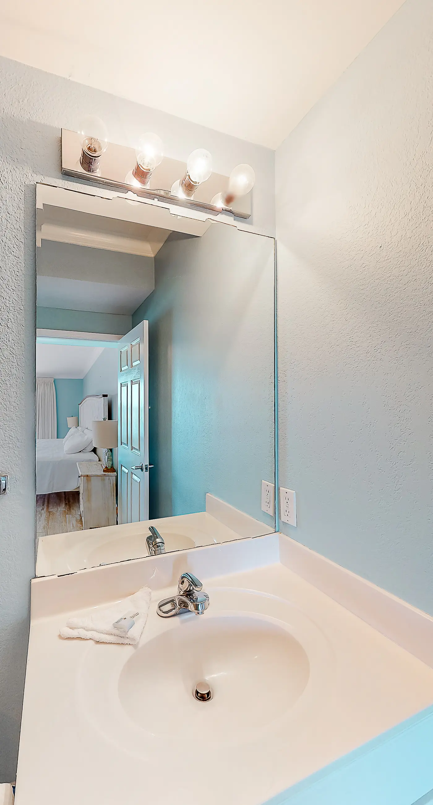 Beachfront 14th-floor condo with balcony, W/D, pool, hot tub & AC