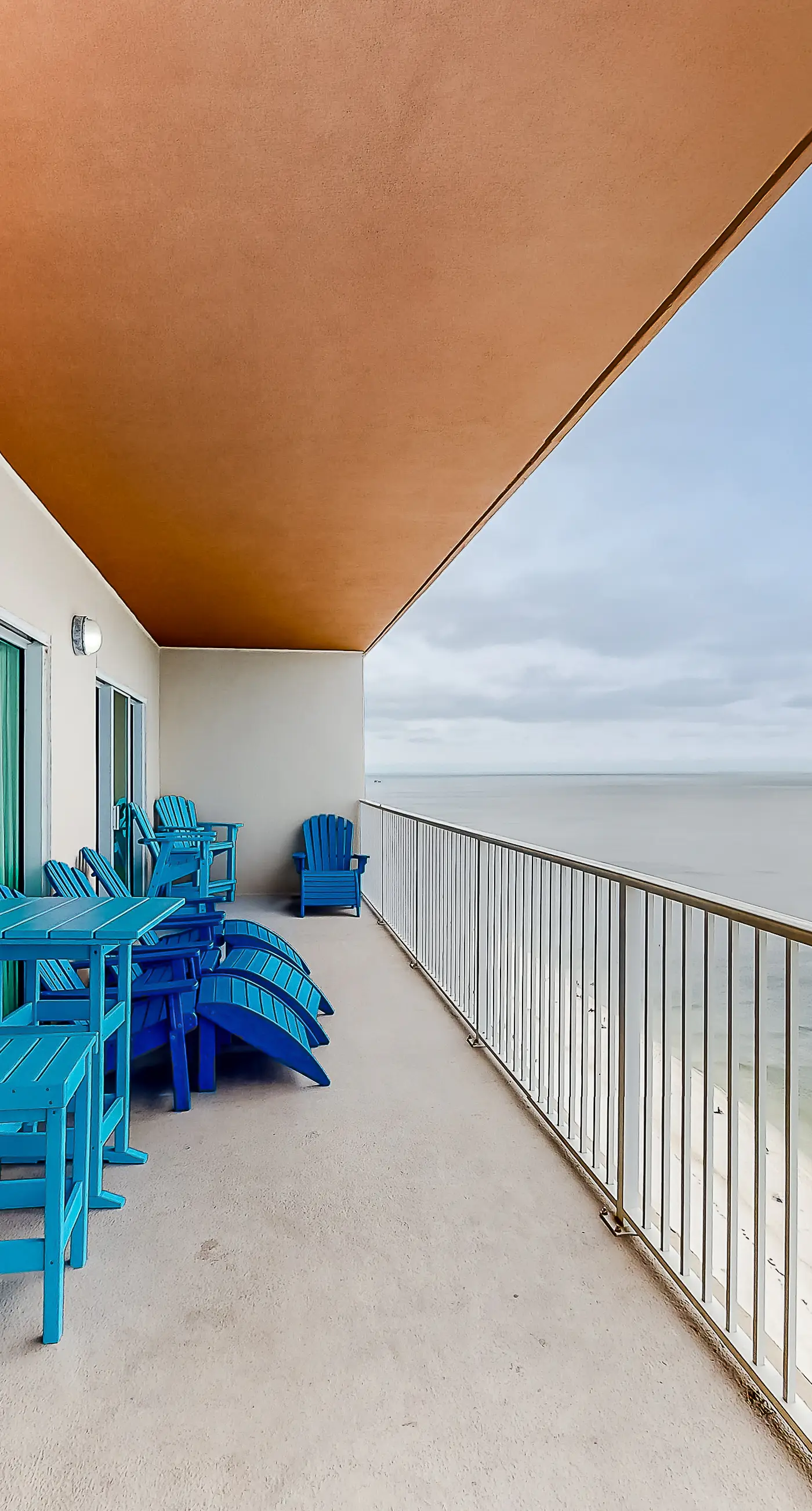 Beachfront 14th-floor condo with balcony, W/D, pool, hot tub & AC