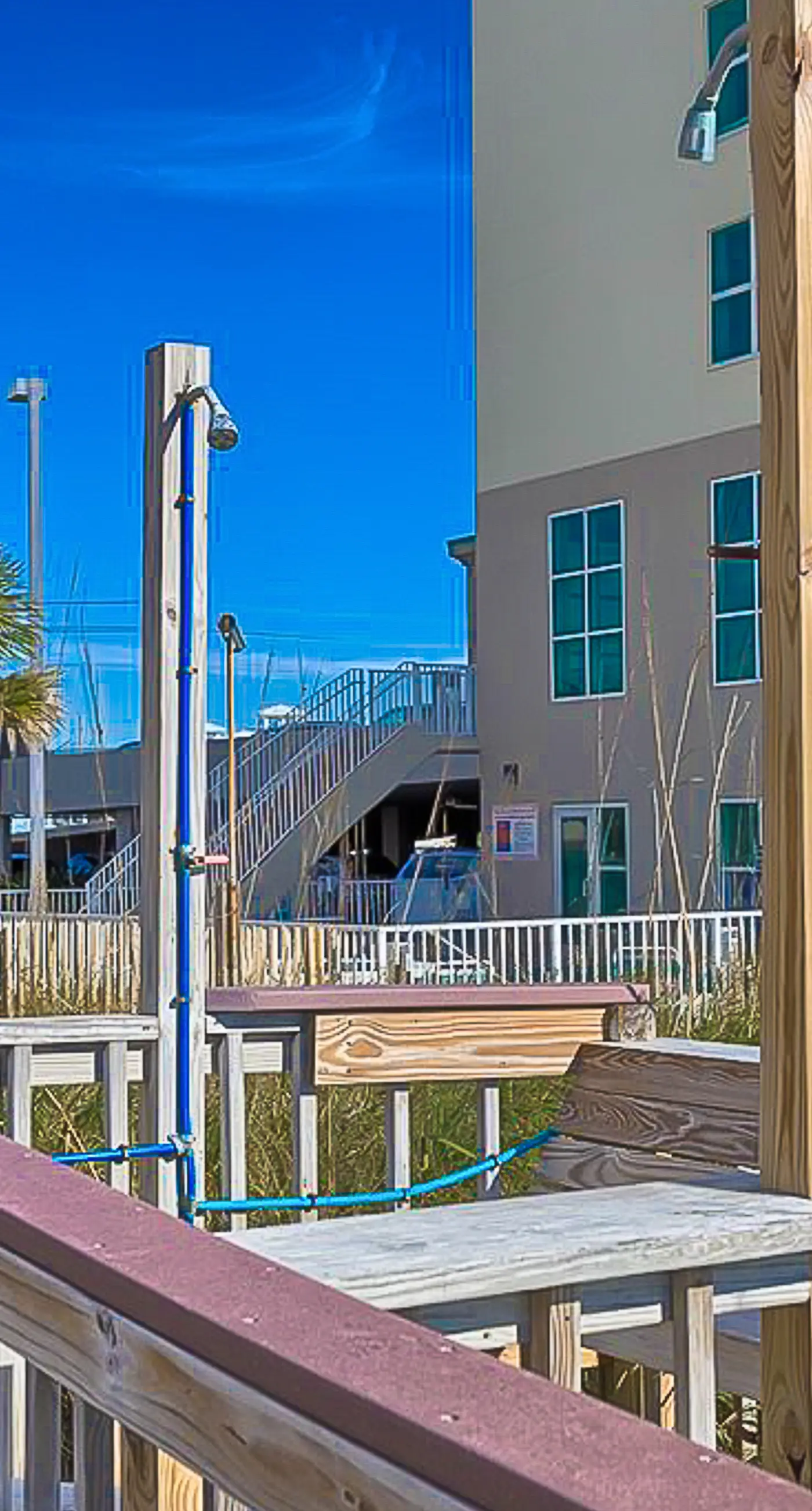 Beachfront 14th-floor condo with balcony, W/D, pool, hot tub & AC