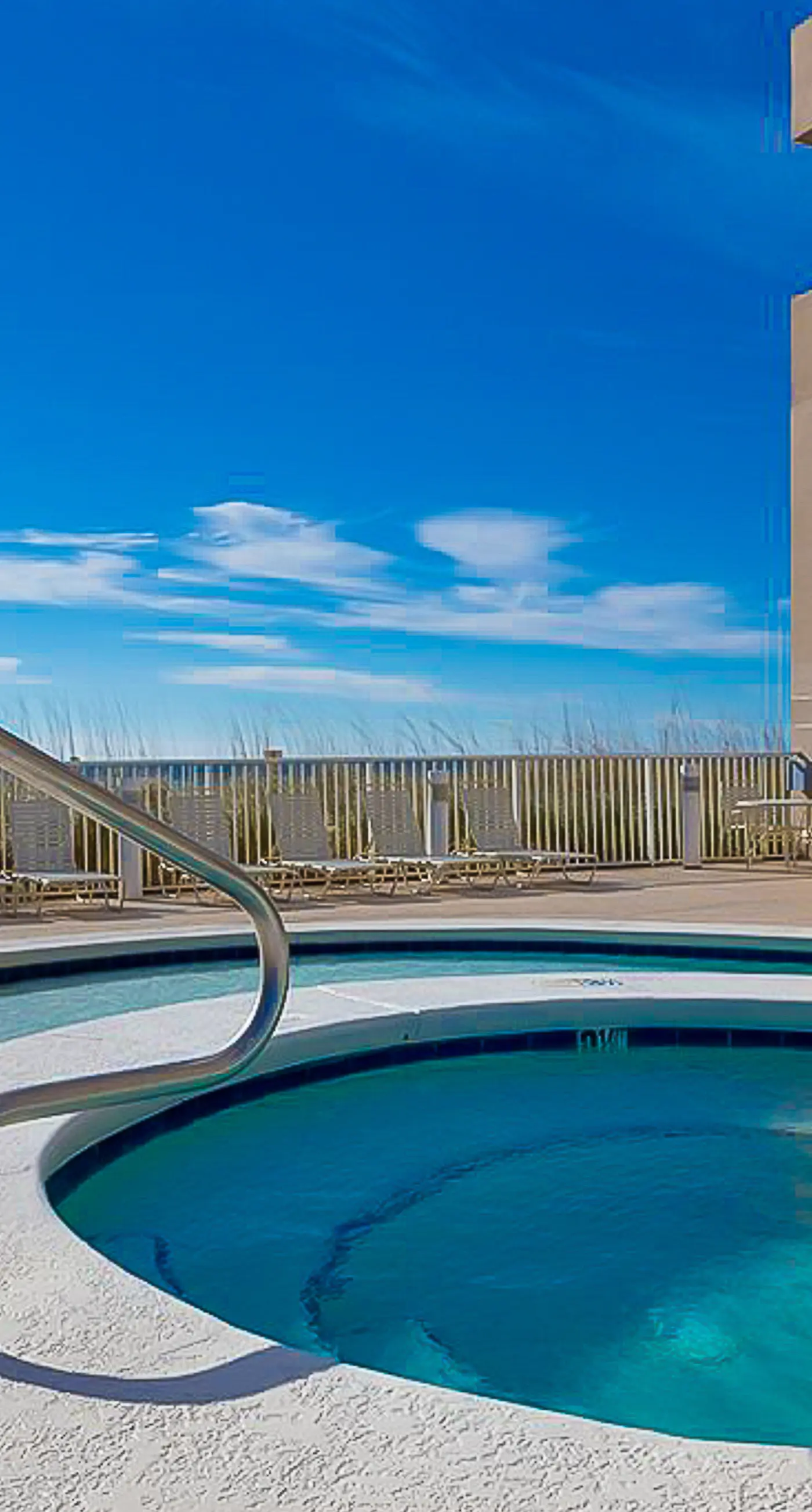 Beachfront 14th-floor condo with balcony, W/D, pool, hot tub & AC