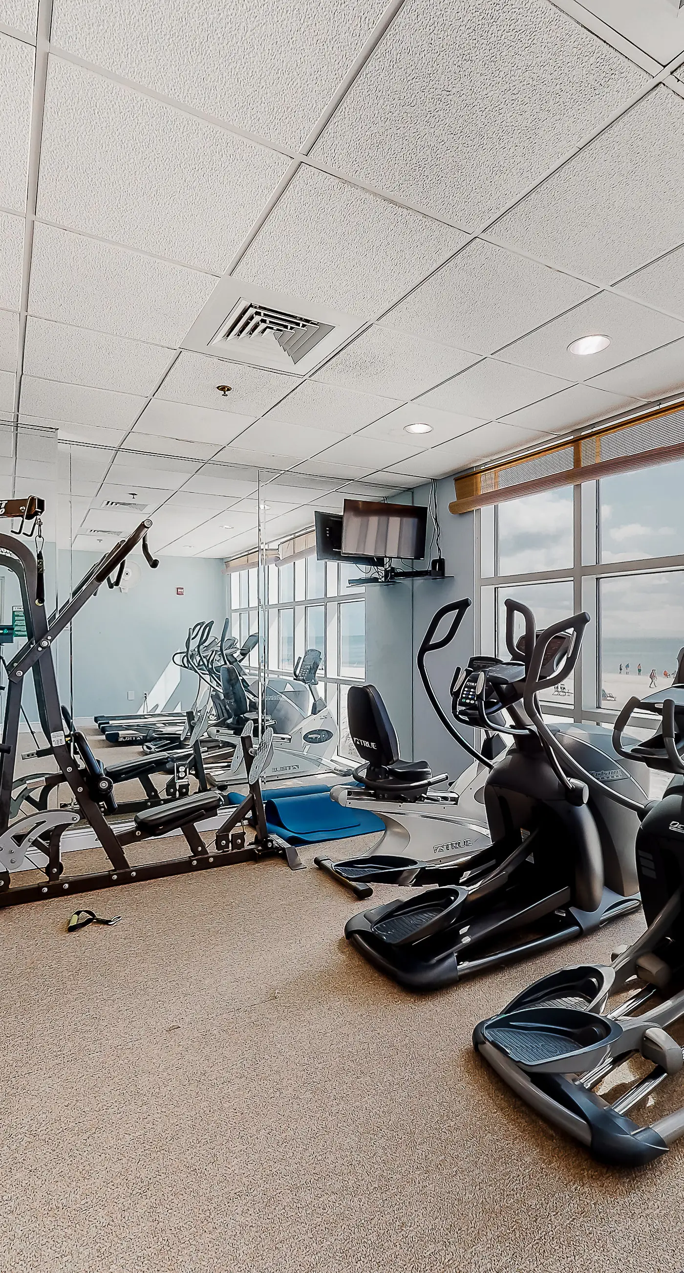 Beachfront 14th-floor condo with balcony, W/D, pool, hot tub & AC