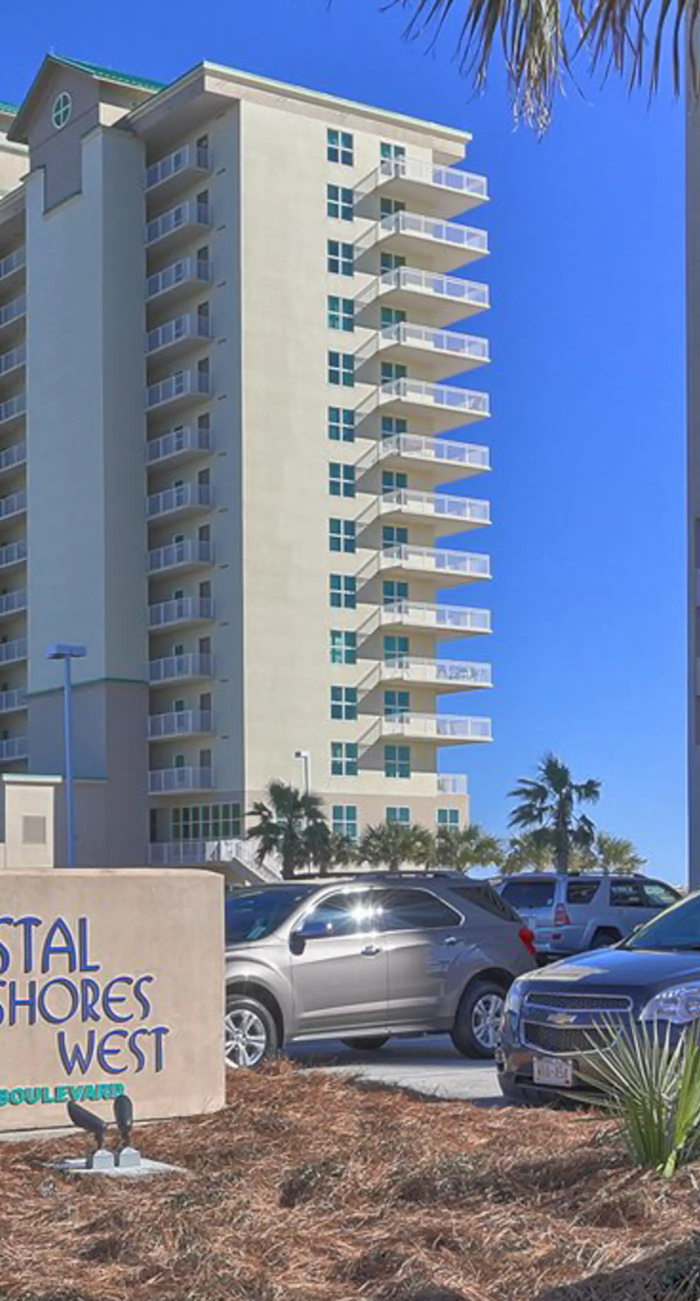 Beachfront 14th-floor condo with balcony, W/D, pool, hot tub & AC