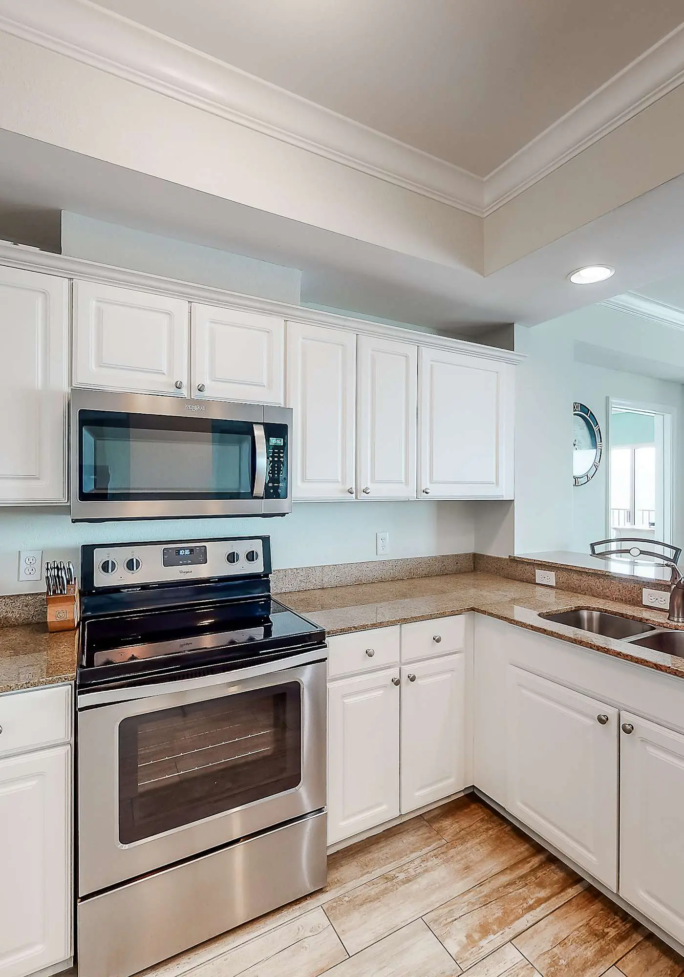 Beachfront 14th-floor condo with balcony, W/D, pool, hot tub & AC
