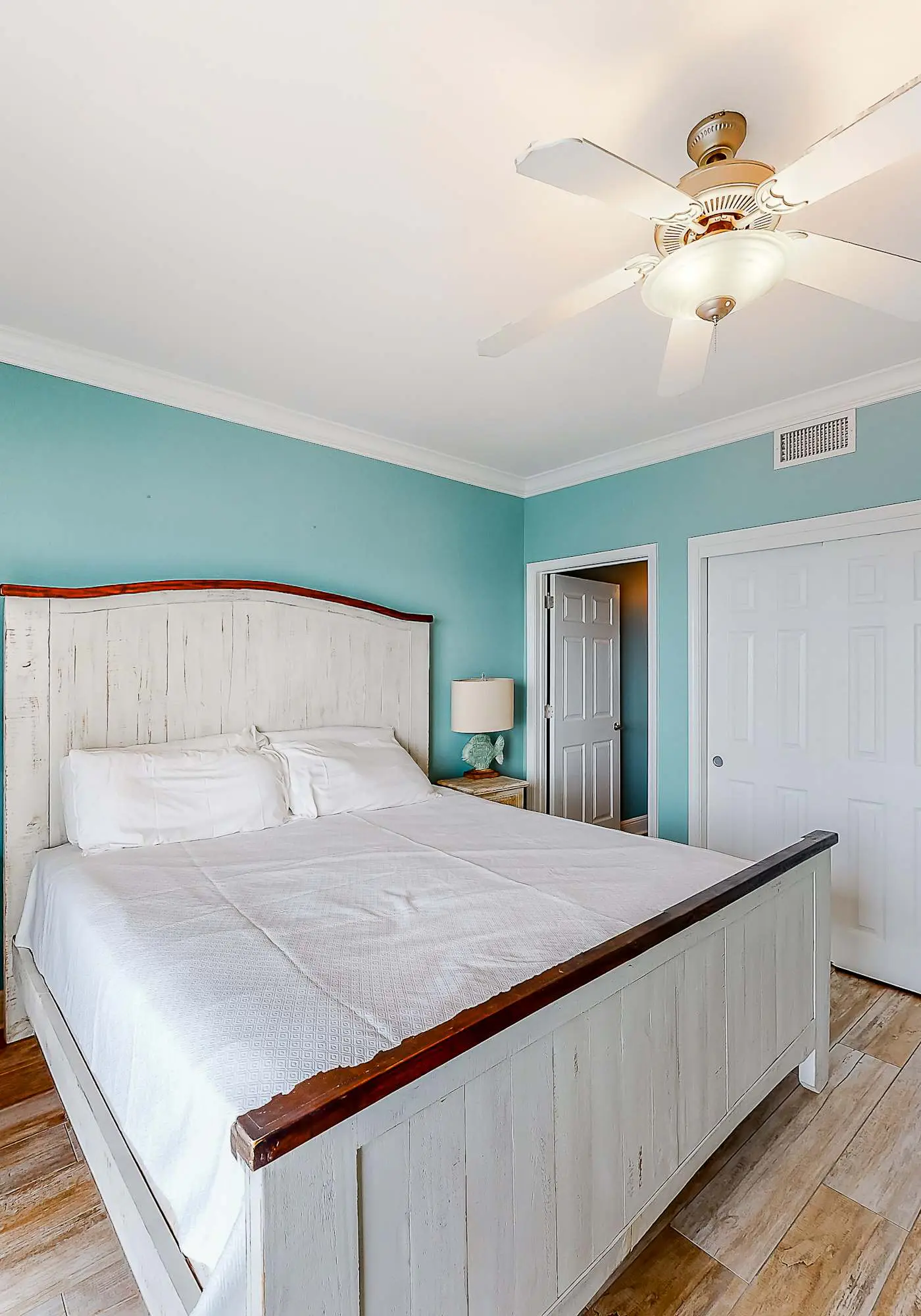 Beachfront 14th-floor condo with balcony, W/D, pool, hot tub & AC