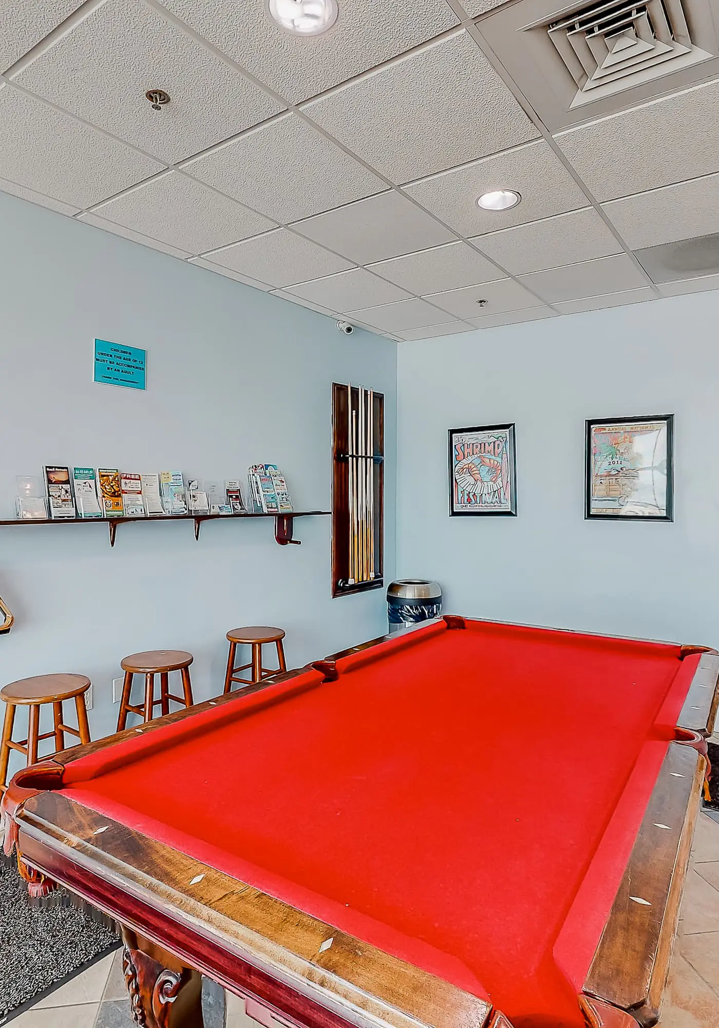 Beachfront 14th-floor condo with balcony, W/D, pool, hot tub & AC
