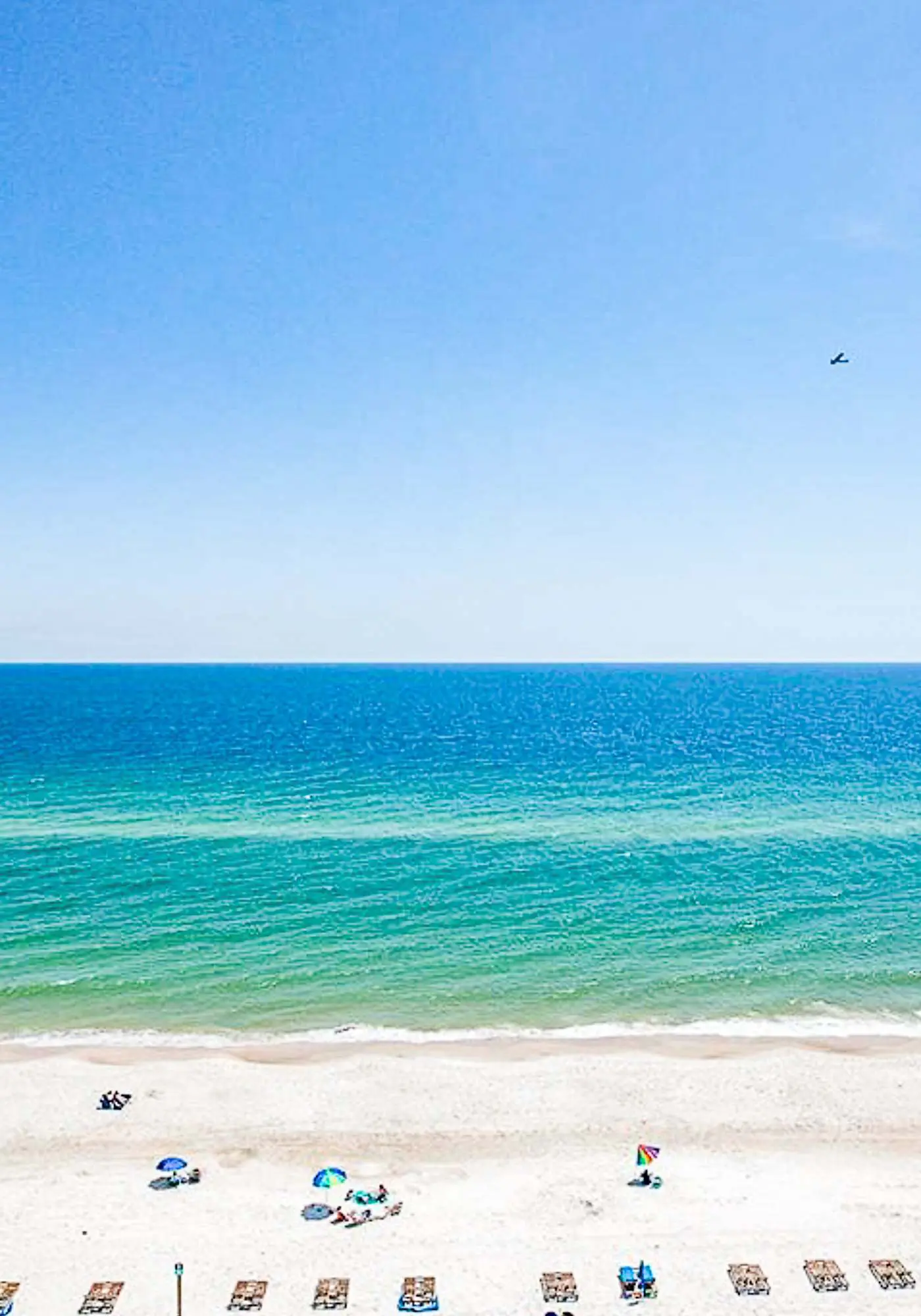 Beachfront 14th-floor condo with balcony, W/D, pool, hot tub & AC