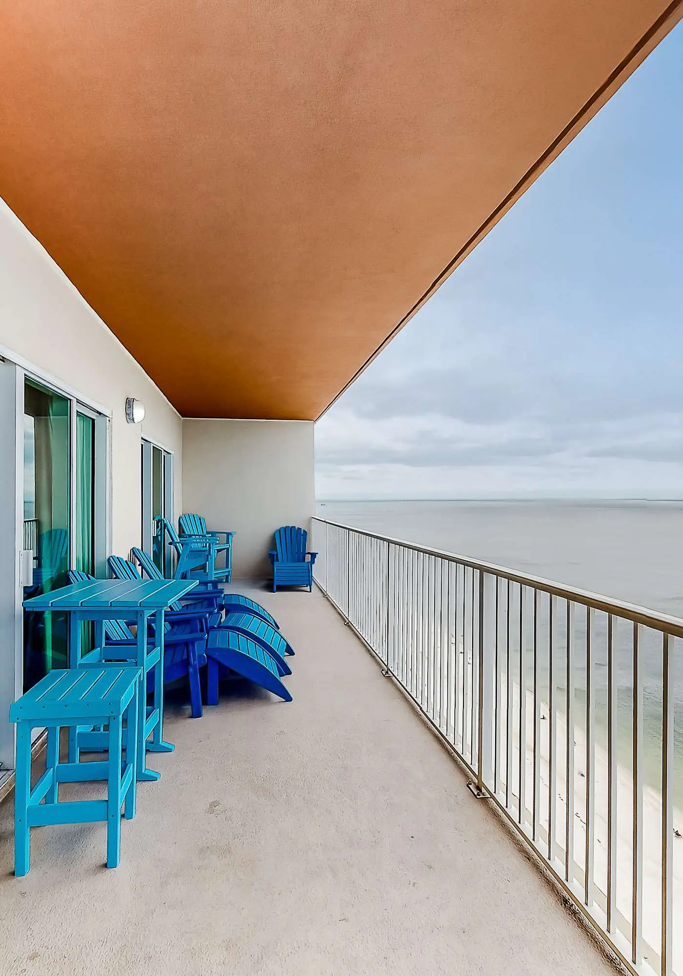 Beachfront 14th-floor condo with balcony, W/D, pool, hot tub & AC
