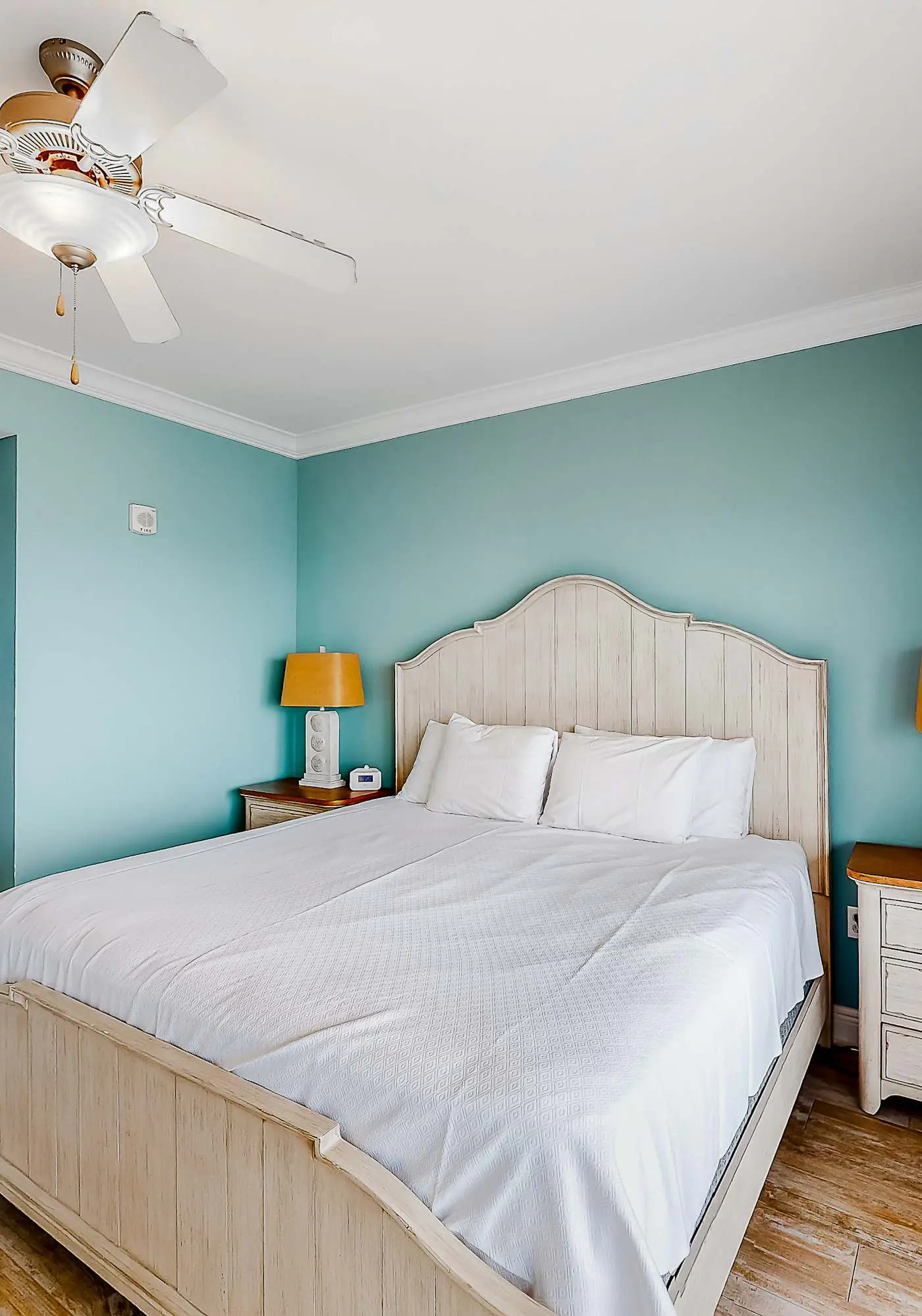 Beachfront 14th-floor condo with balcony, W/D, pool, hot tub & AC