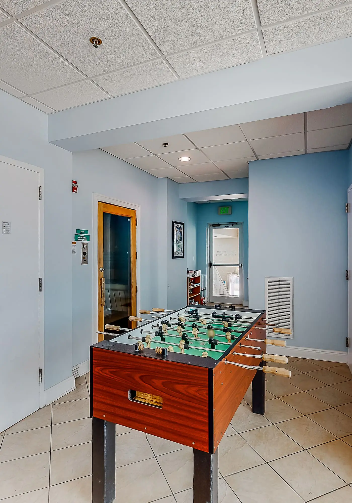 Beachfront 14th-floor condo with balcony, W/D, pool, hot tub & AC