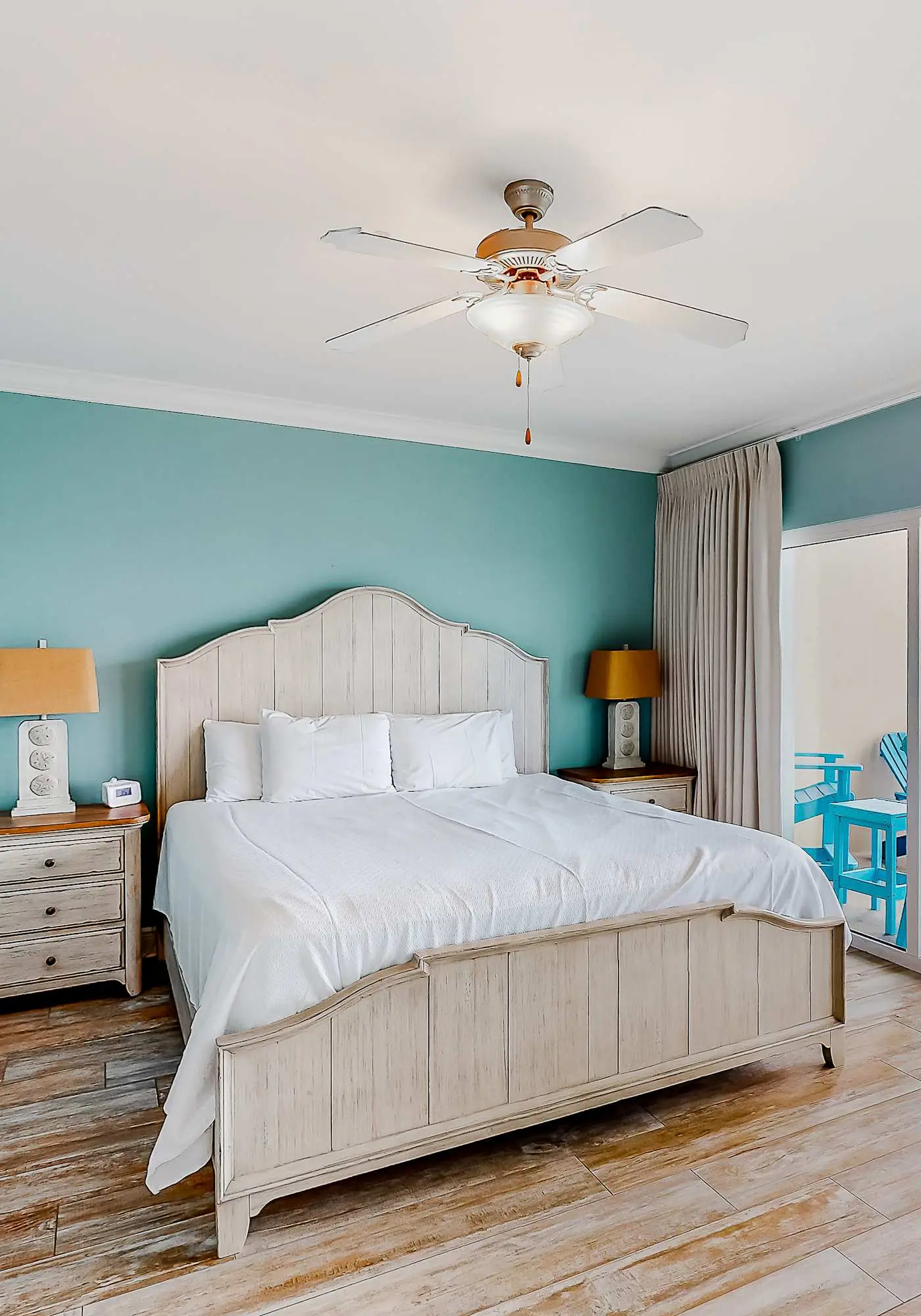 Beachfront 14th-floor condo with balcony, W/D, pool, hot tub & AC
