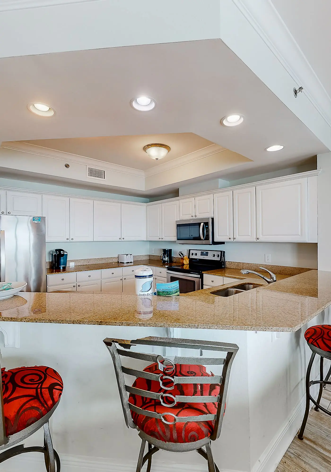 Beachfront 14th-floor condo with balcony, W/D, pool, hot tub & AC