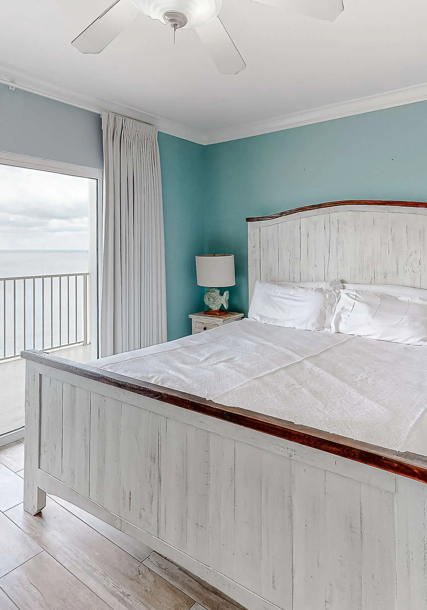 Beachfront 14th-floor condo with balcony, W/D, pool, hot tub & AC