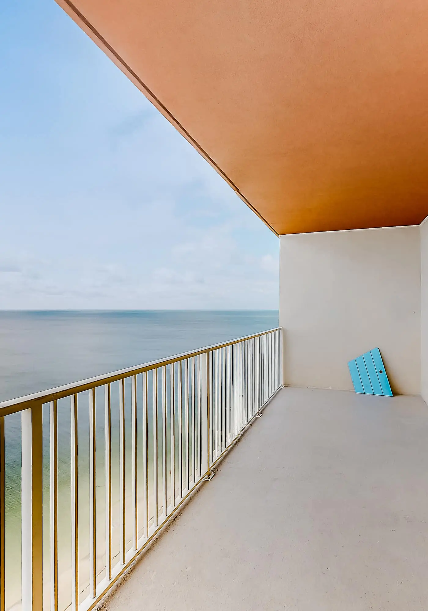 Beachfront 14th-floor condo with balcony, W/D, pool, hot tub & AC