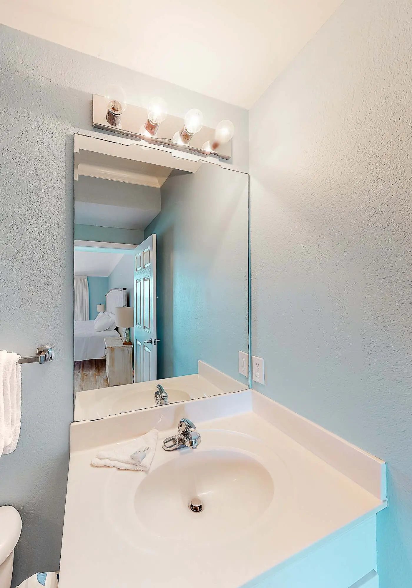Beachfront 14th-floor condo with balcony, W/D, pool, hot tub & AC