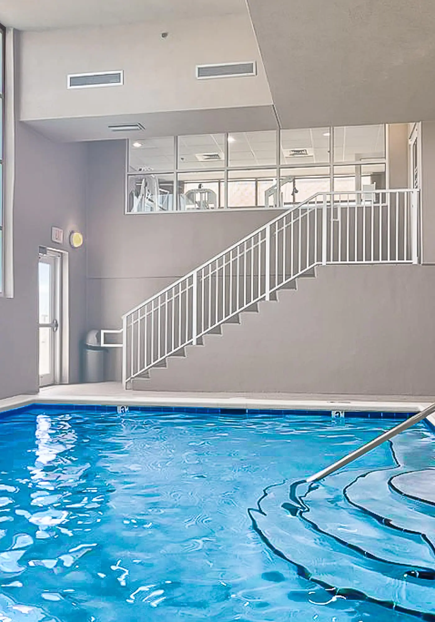 Beachfront 14th-floor condo with balcony, W/D, pool, hot tub & AC
