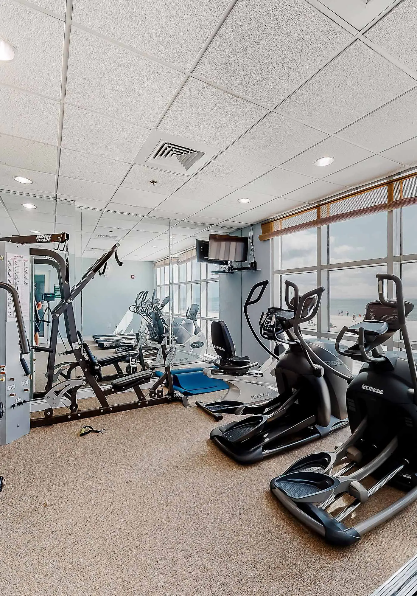 Beachfront 14th-floor condo with balcony, W/D, pool, hot tub & AC