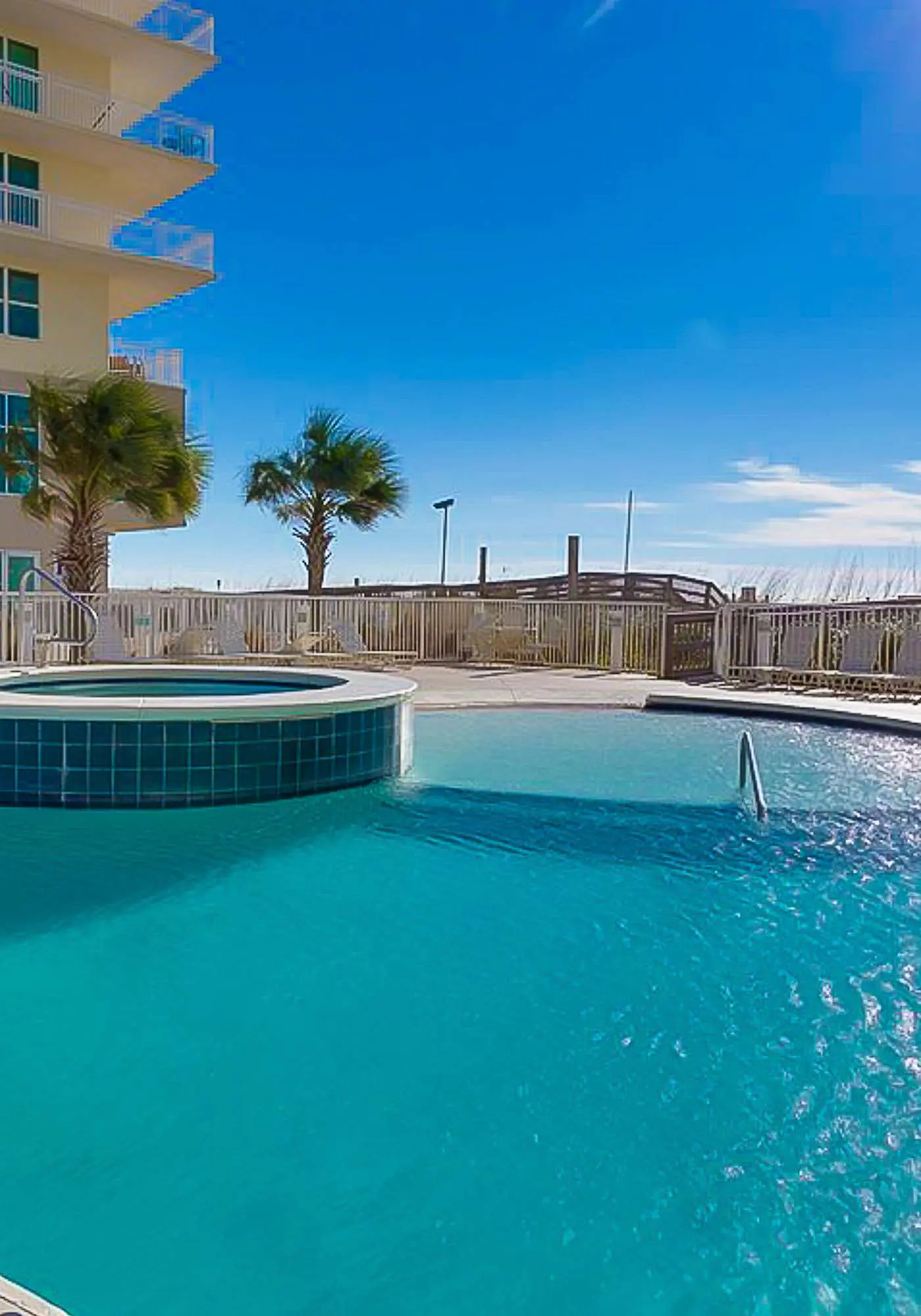 Beachfront 14th-floor condo with balcony, W/D, pool, hot tub & AC