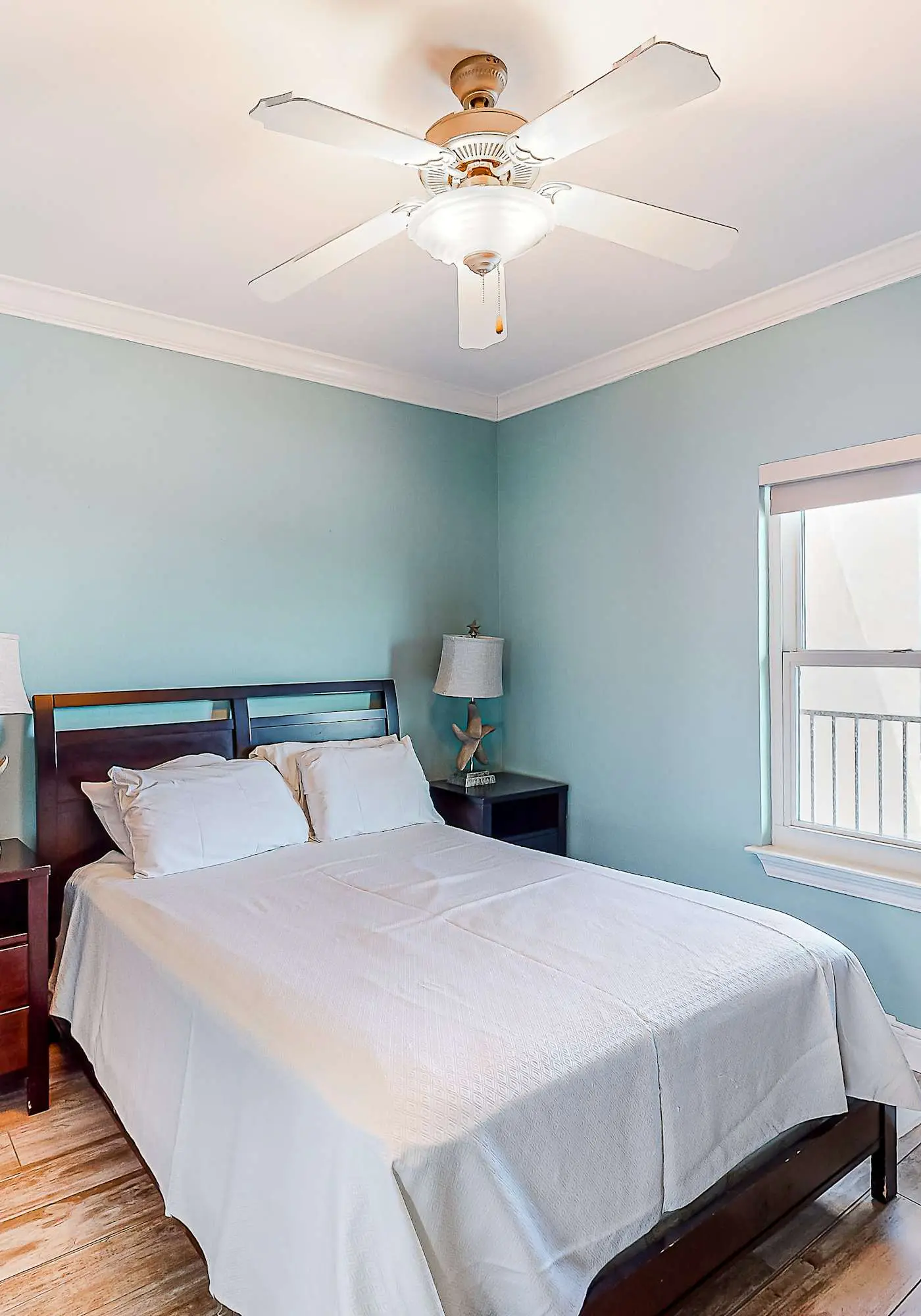 Beachfront 14th-floor condo with balcony, W/D, pool, hot tub & AC