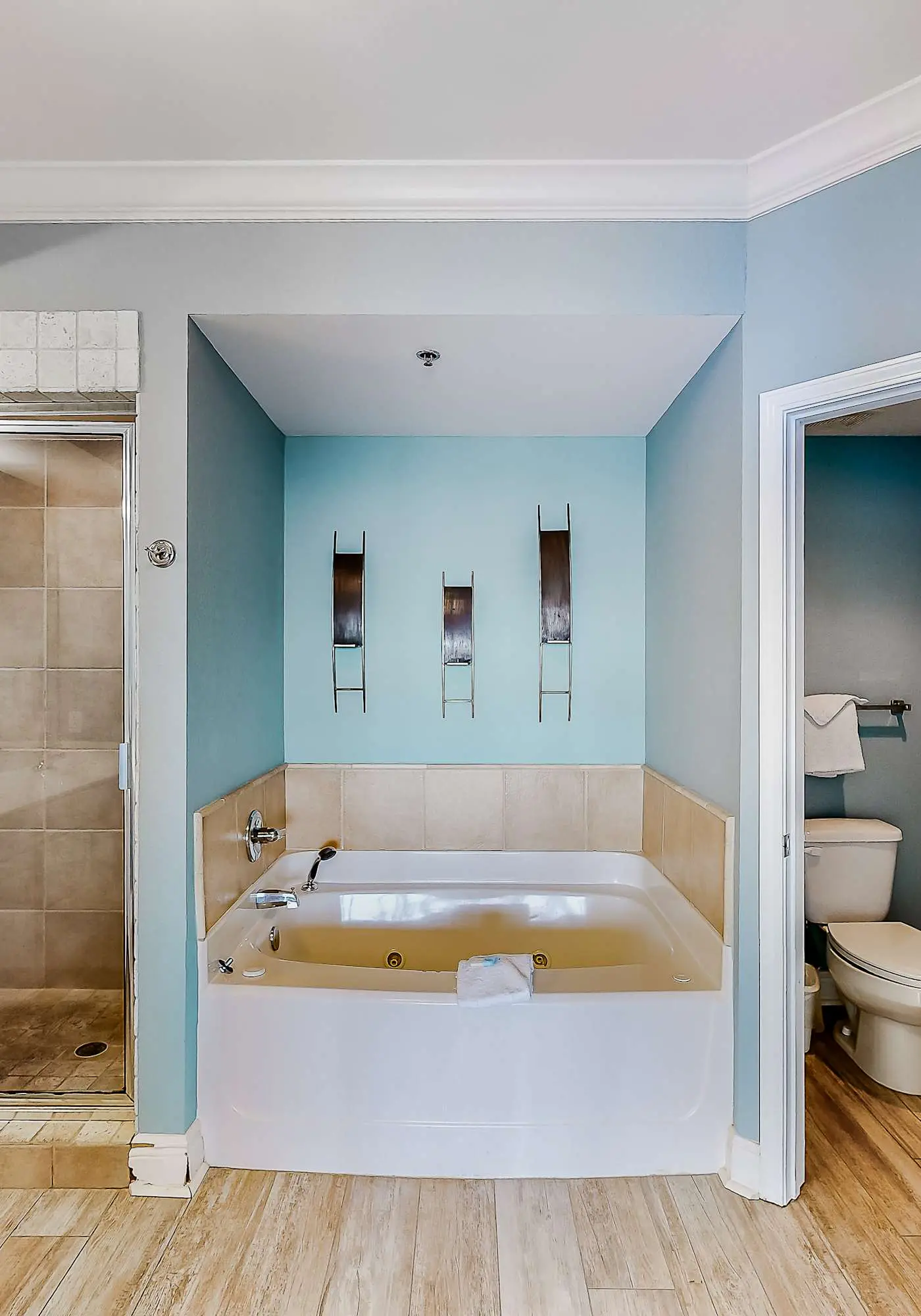 Beachfront 14th-floor condo with balcony, W/D, pool, hot tub & AC