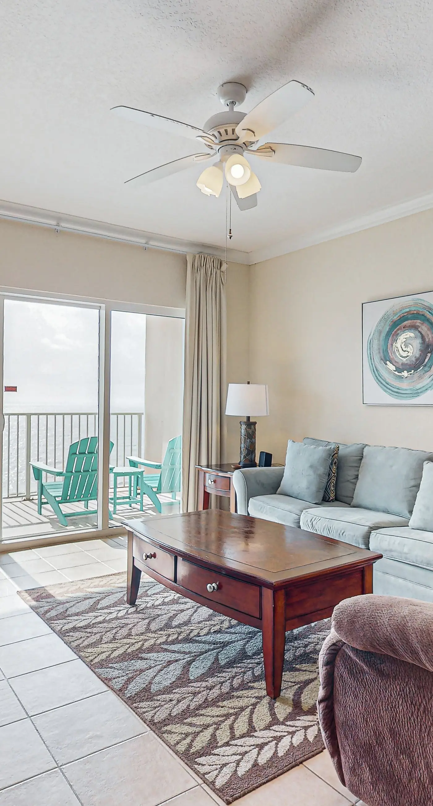 Incredible oceanfront condo with balcony, AC, pool, gym & hot tub