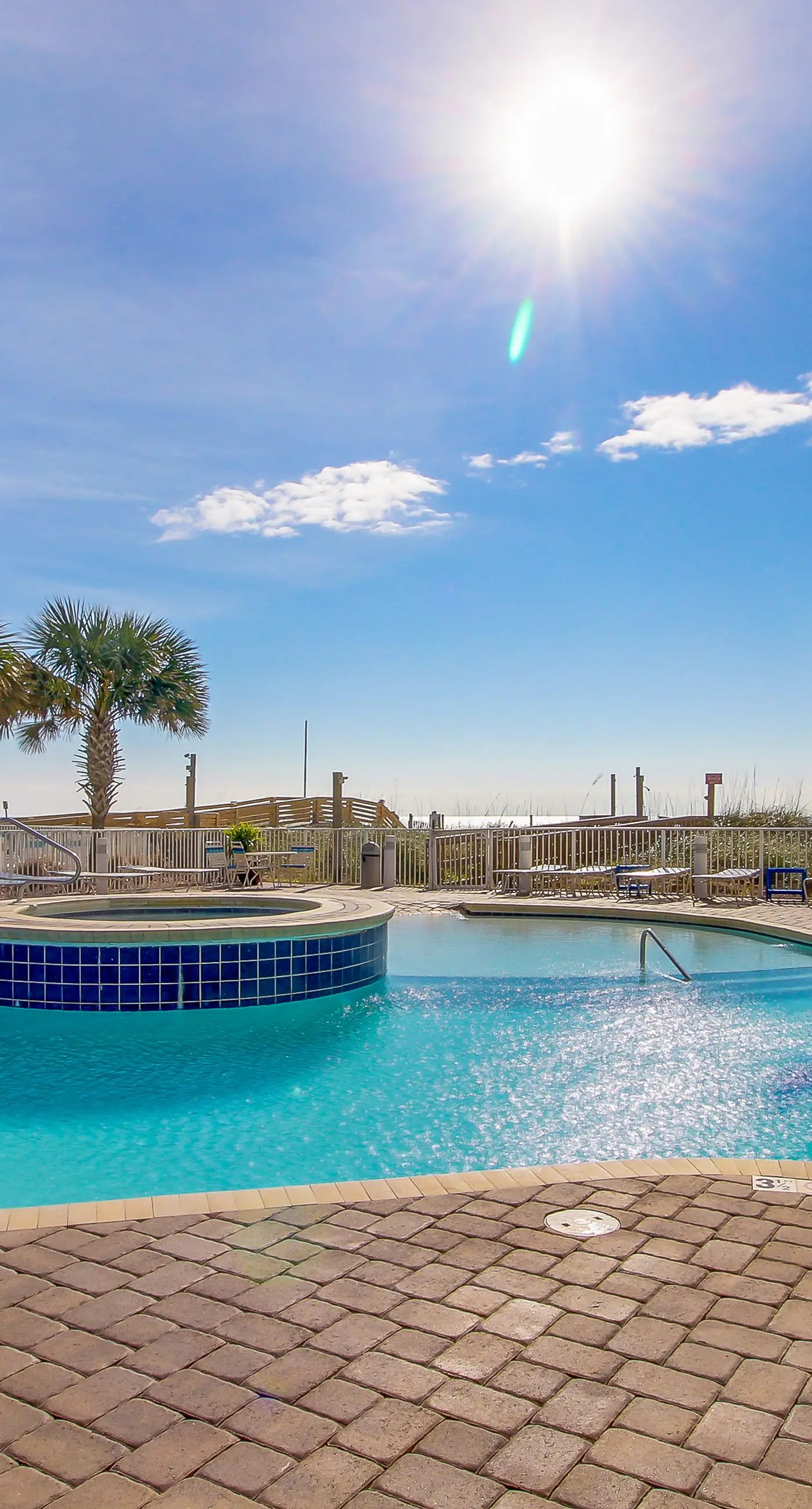 Incredible oceanfront condo with balcony, AC, pool, gym & hot tub