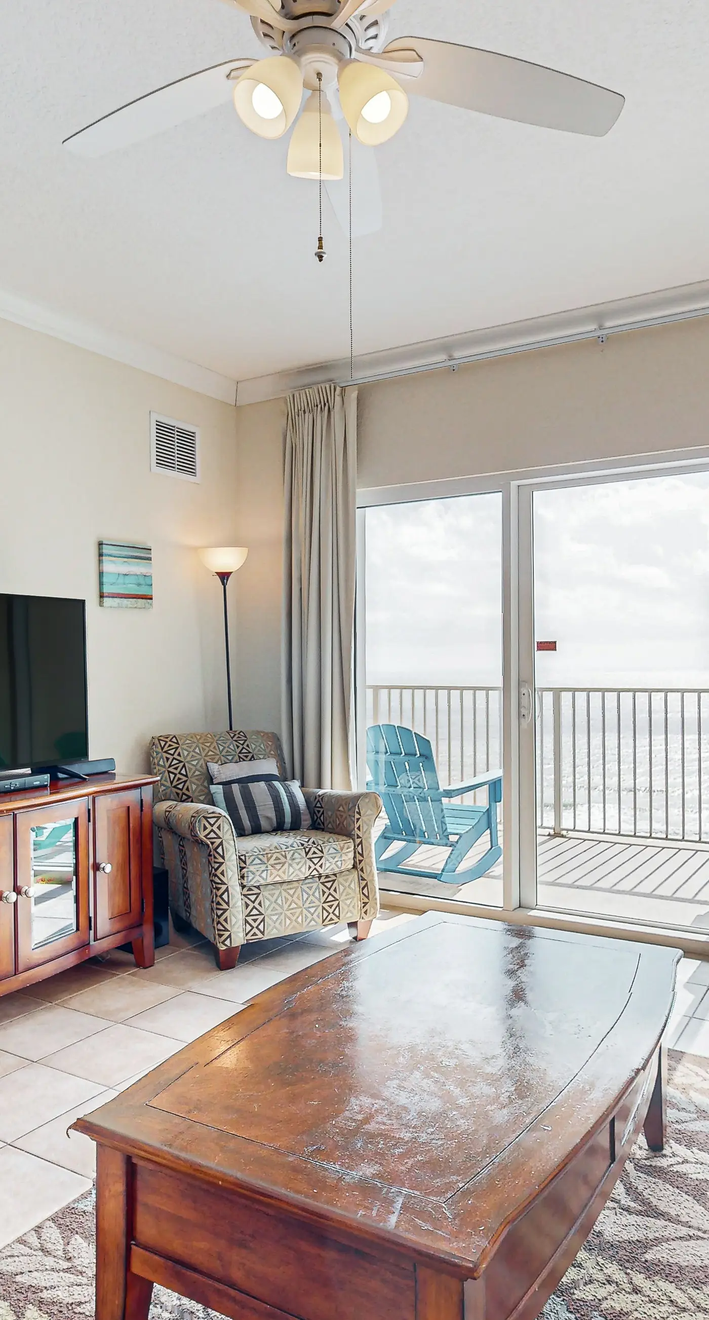 Incredible oceanfront condo with balcony, AC, pool, gym & hot tub