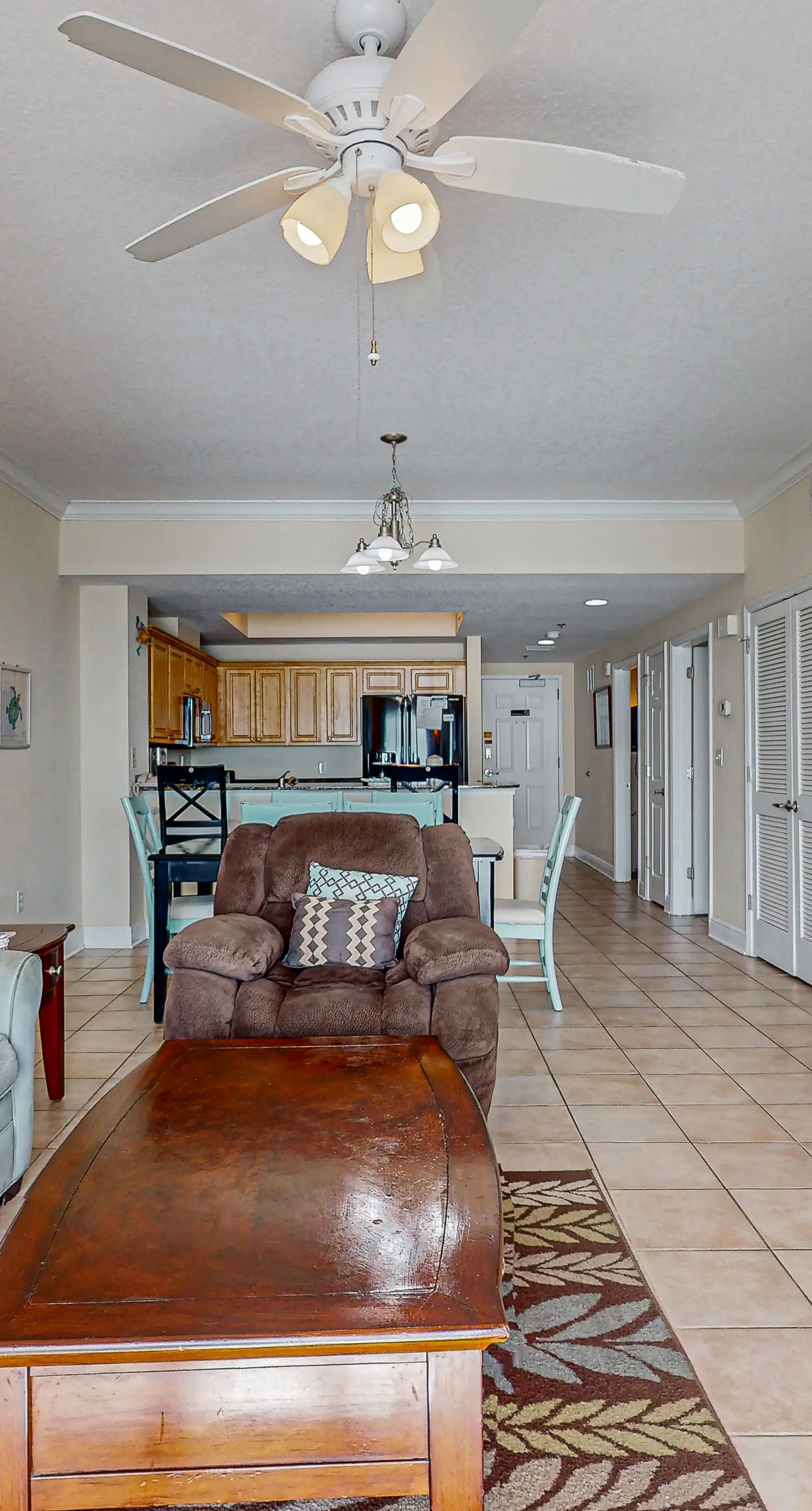 Incredible oceanfront condo with balcony, AC, pool, gym & hot tub