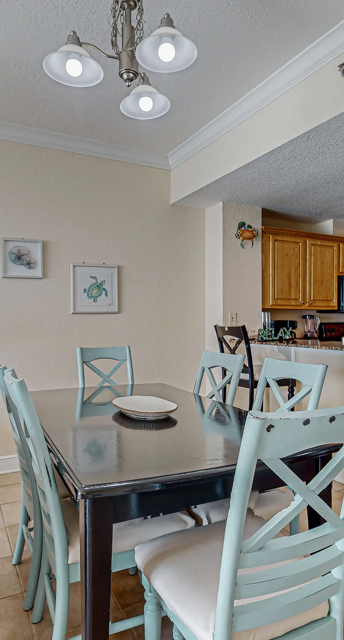 Incredible oceanfront condo with balcony, AC, pool, gym & hot tub