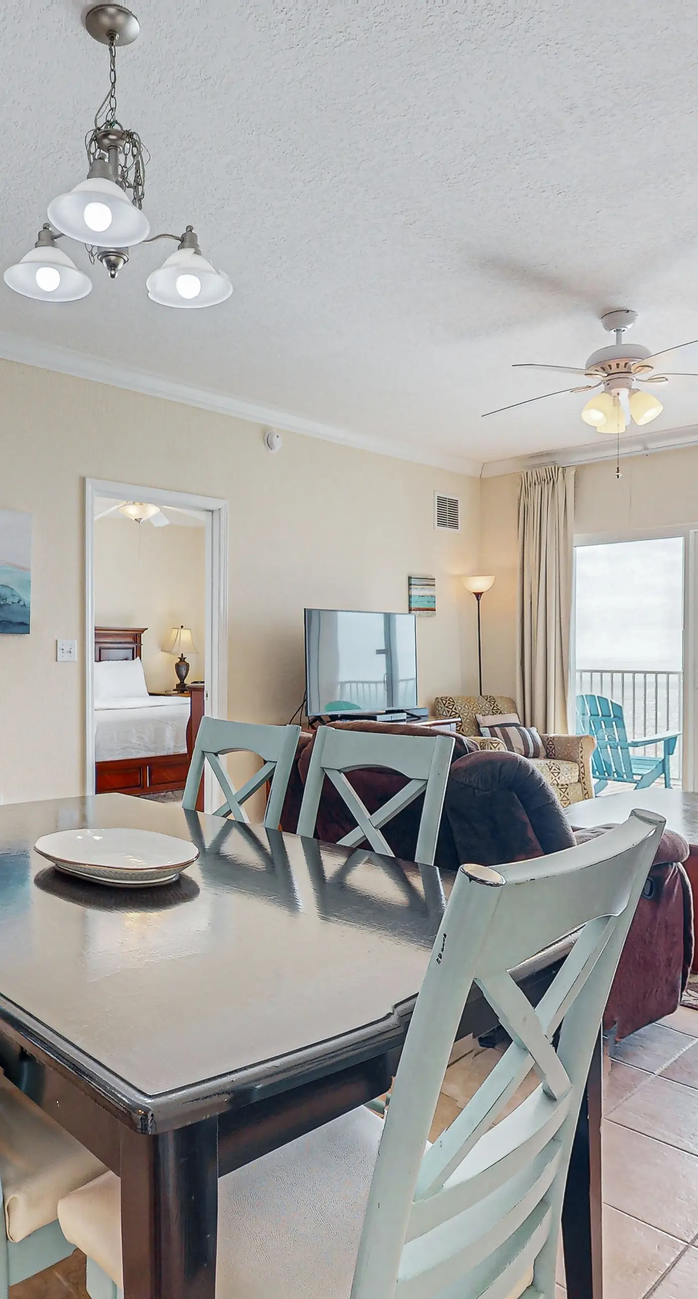 Incredible oceanfront condo with balcony, AC, pool, gym & hot tub