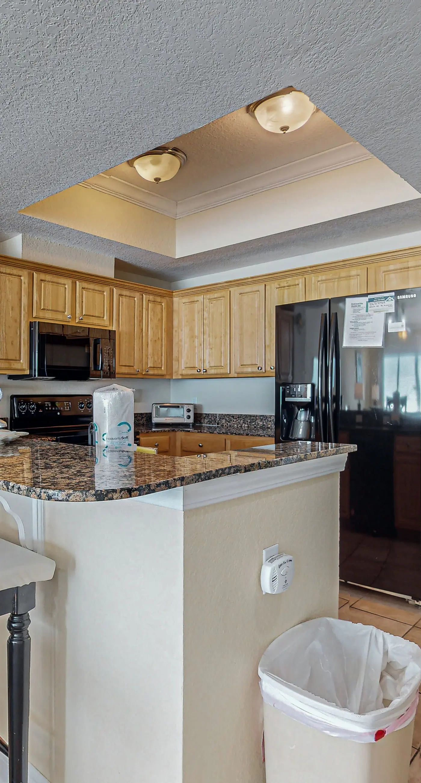 Incredible oceanfront condo with balcony, AC, pool, gym & hot tub