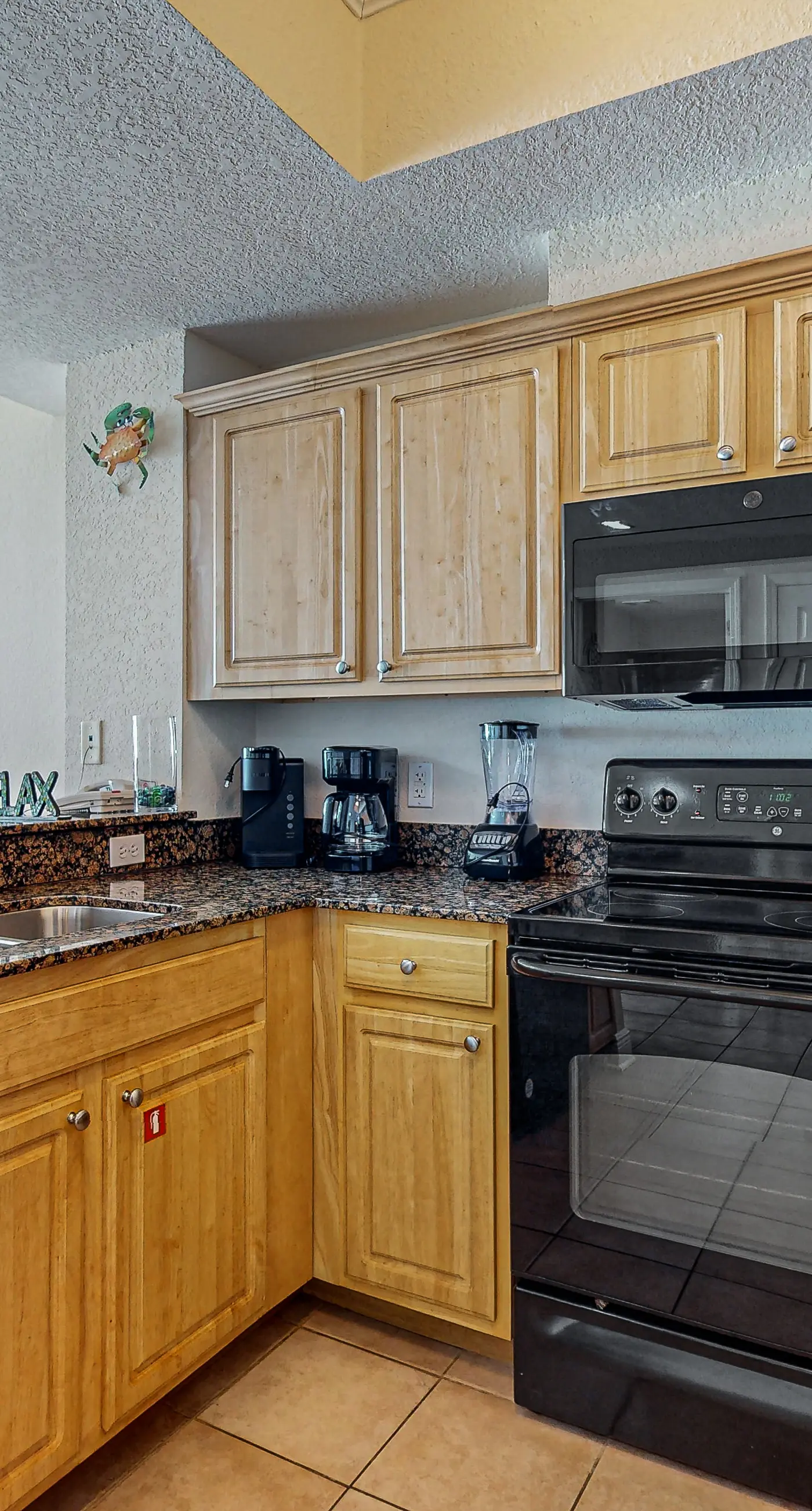 Incredible oceanfront condo with balcony, AC, pool, gym & hot tub