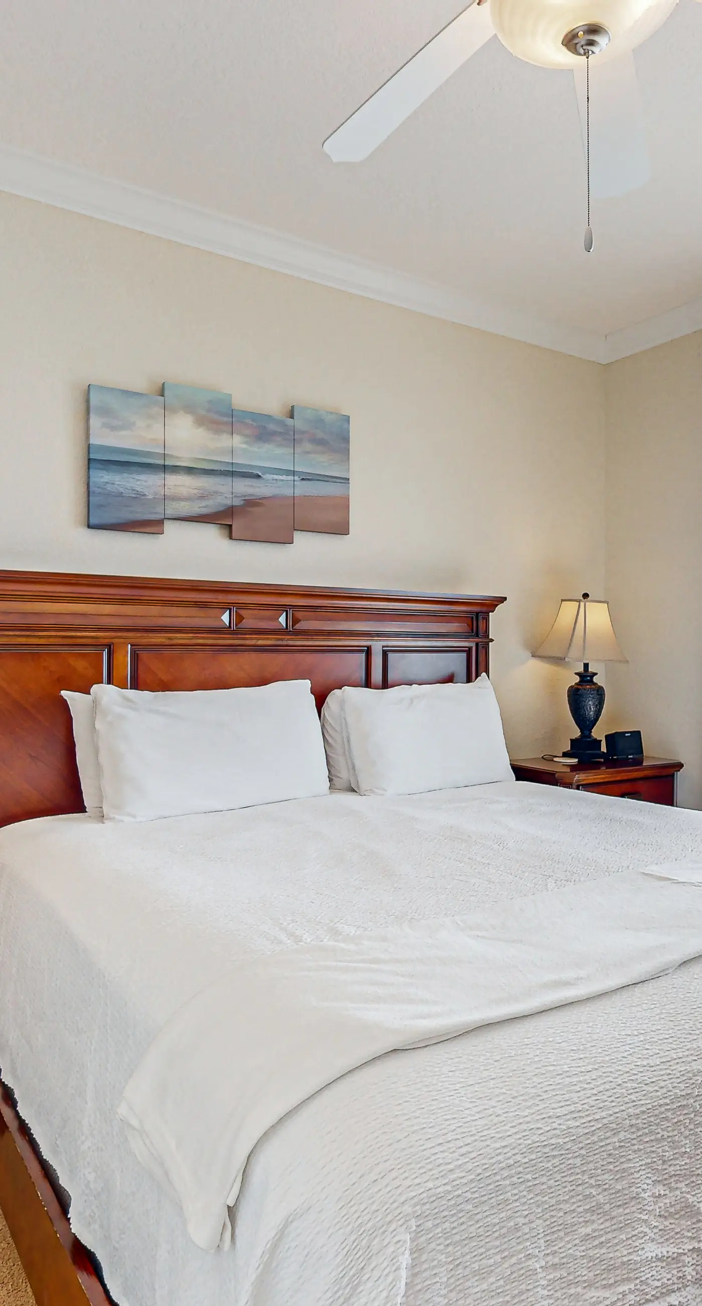 Incredible oceanfront condo with balcony, AC, pool, gym & hot tub