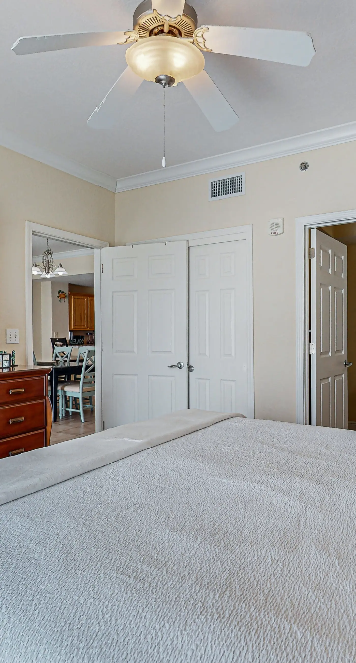 Incredible oceanfront condo with balcony, AC, pool, gym & hot tub